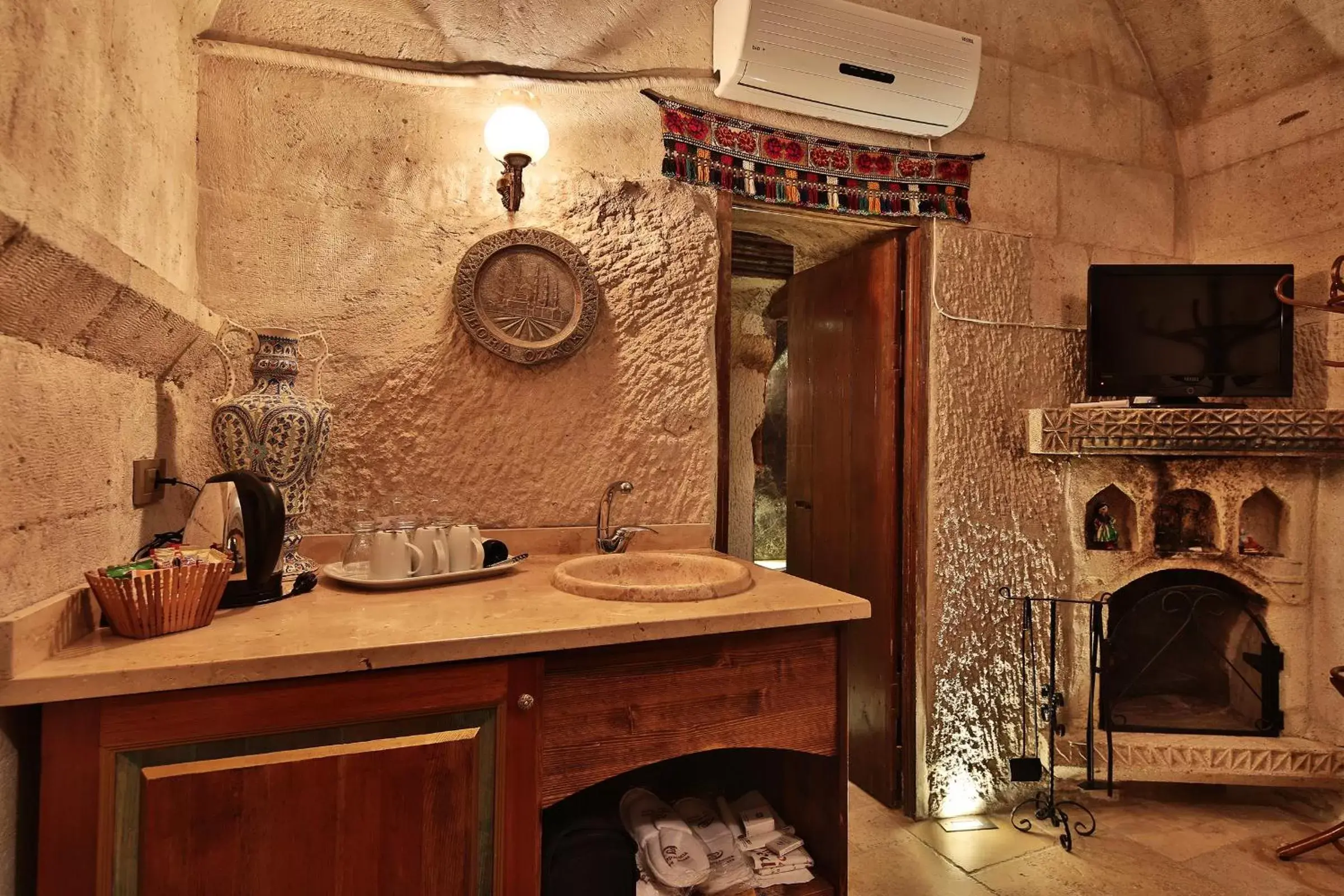 TV and multimedia, Bathroom in Cappadocia Cave Suites