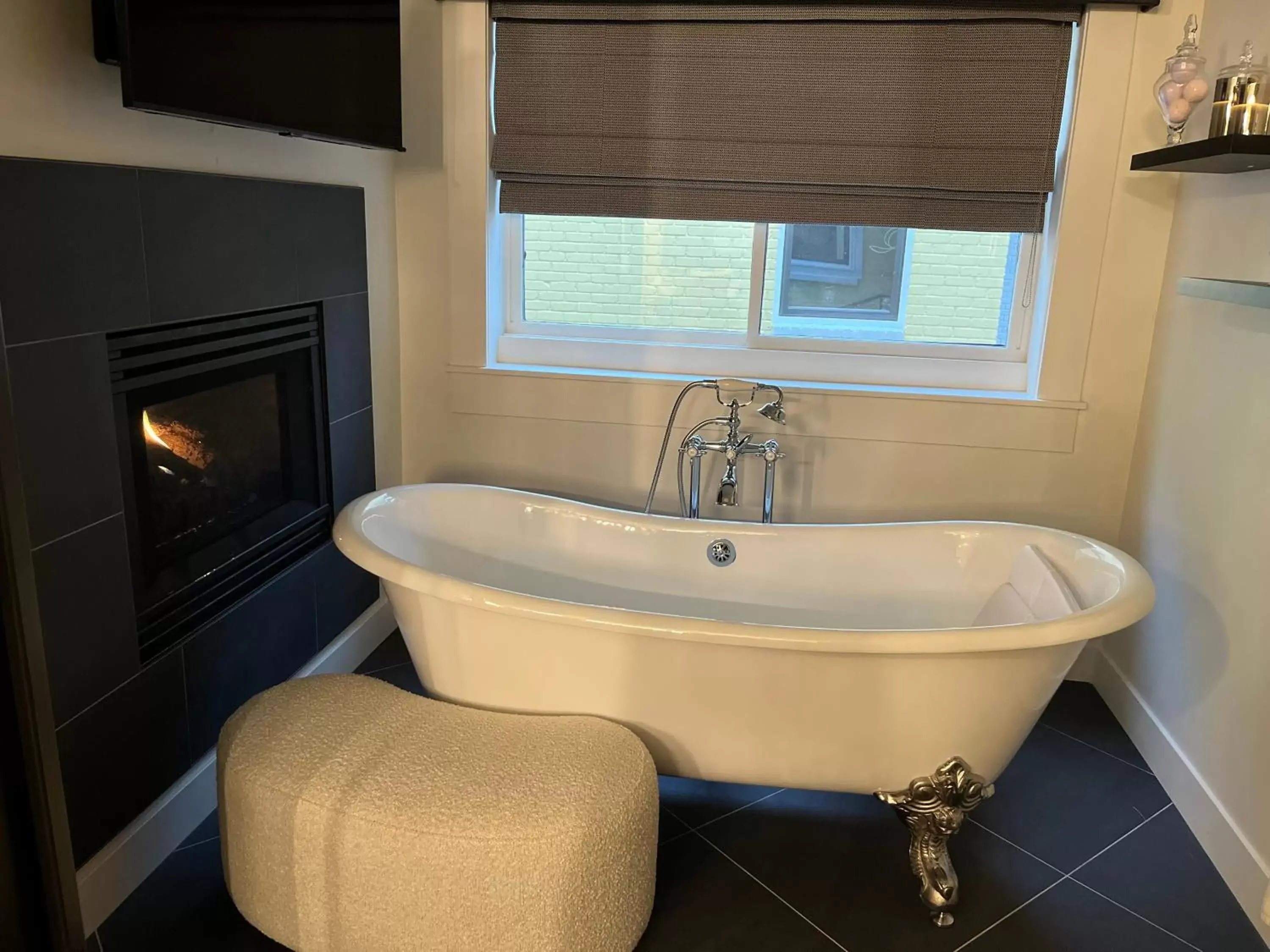 Bath, Bathroom in Bespoke Inn Flagstaff