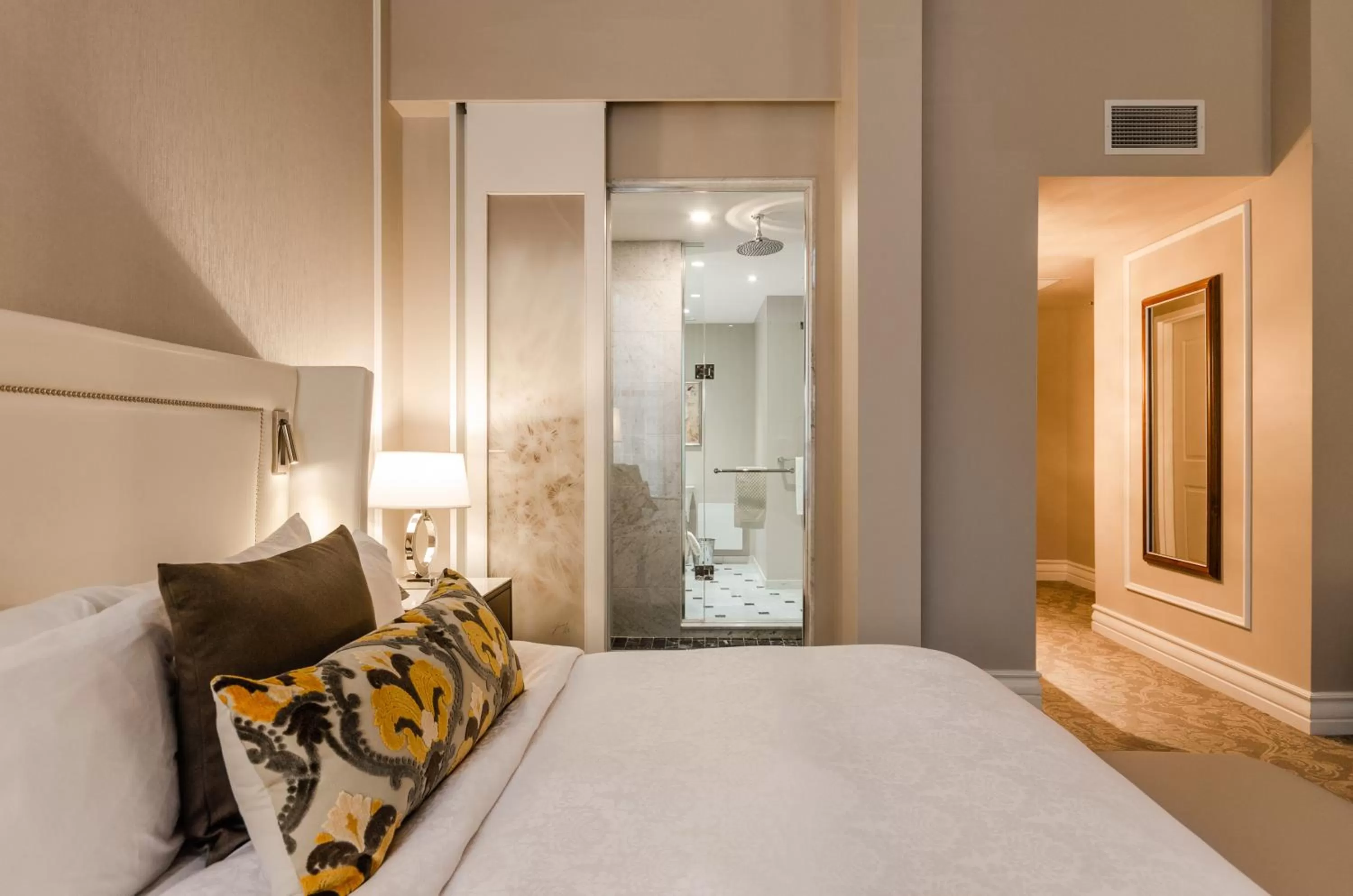 Photo of the whole room, Bed in Hôtel Birks Montréal