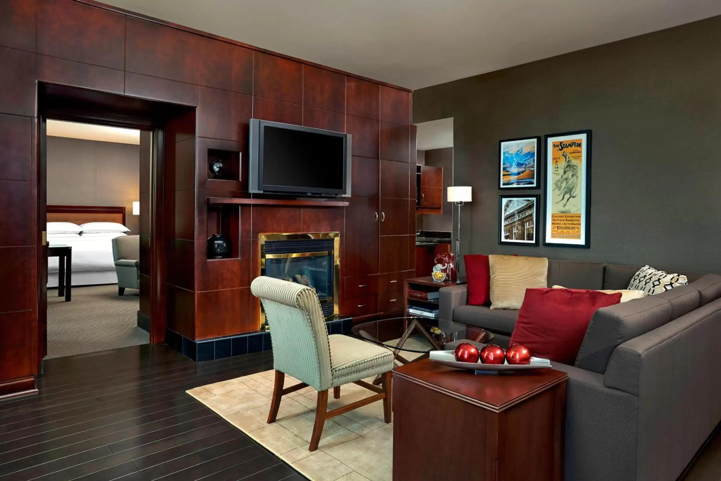 Living room, TV/Entertainment Center in Sheraton Suites Calgary Eau Claire
