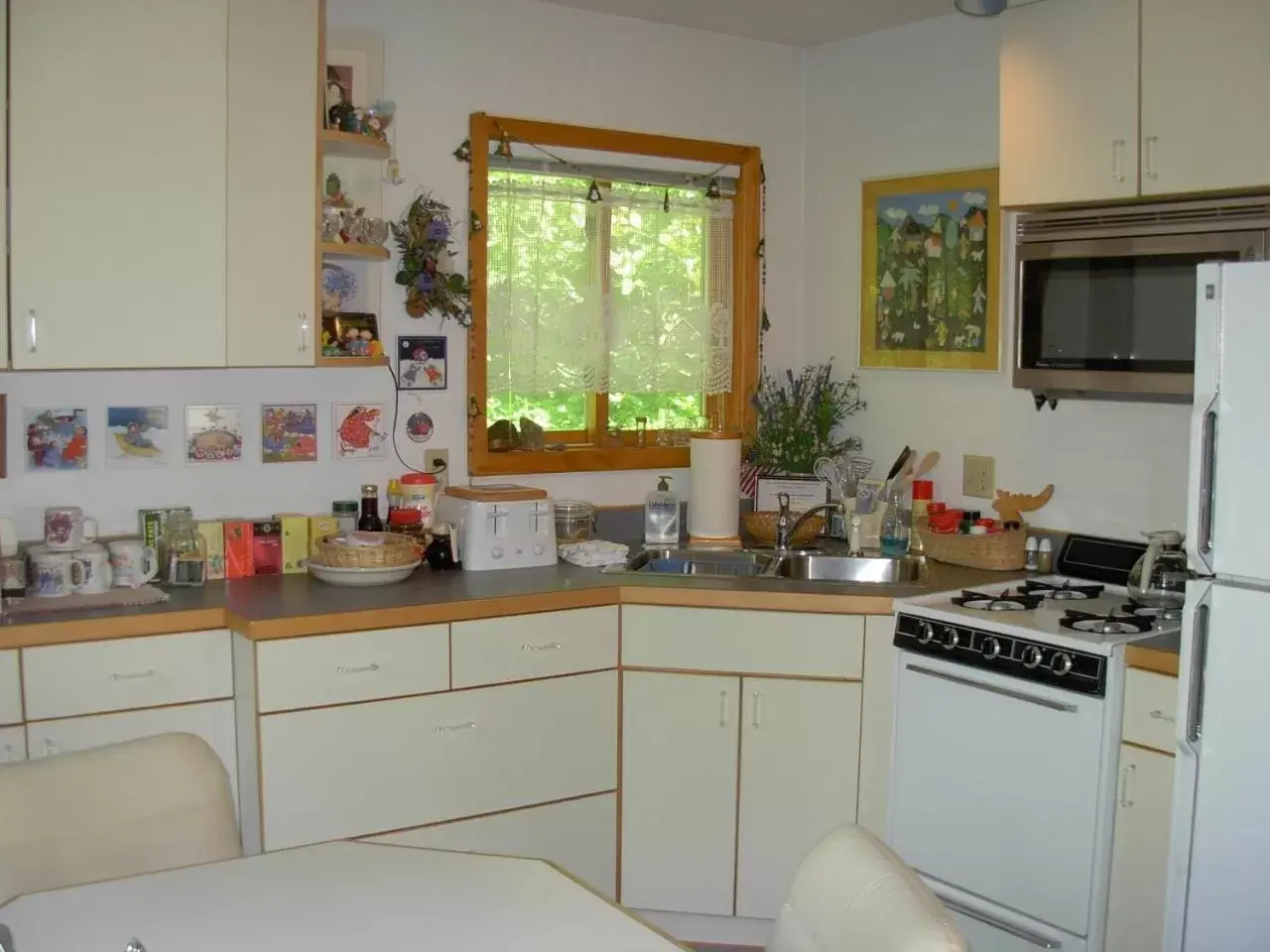 Kitchen or kitchenette, Kitchen/Kitchenette in Alaska Chalet Bed & Breakfast