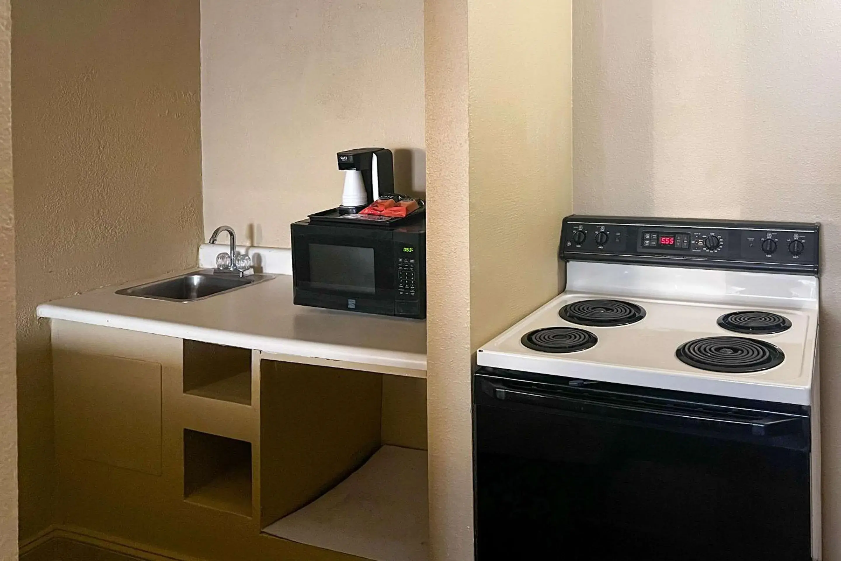 Bedroom, Kitchen/Kitchenette in Clarion Inn & Suites