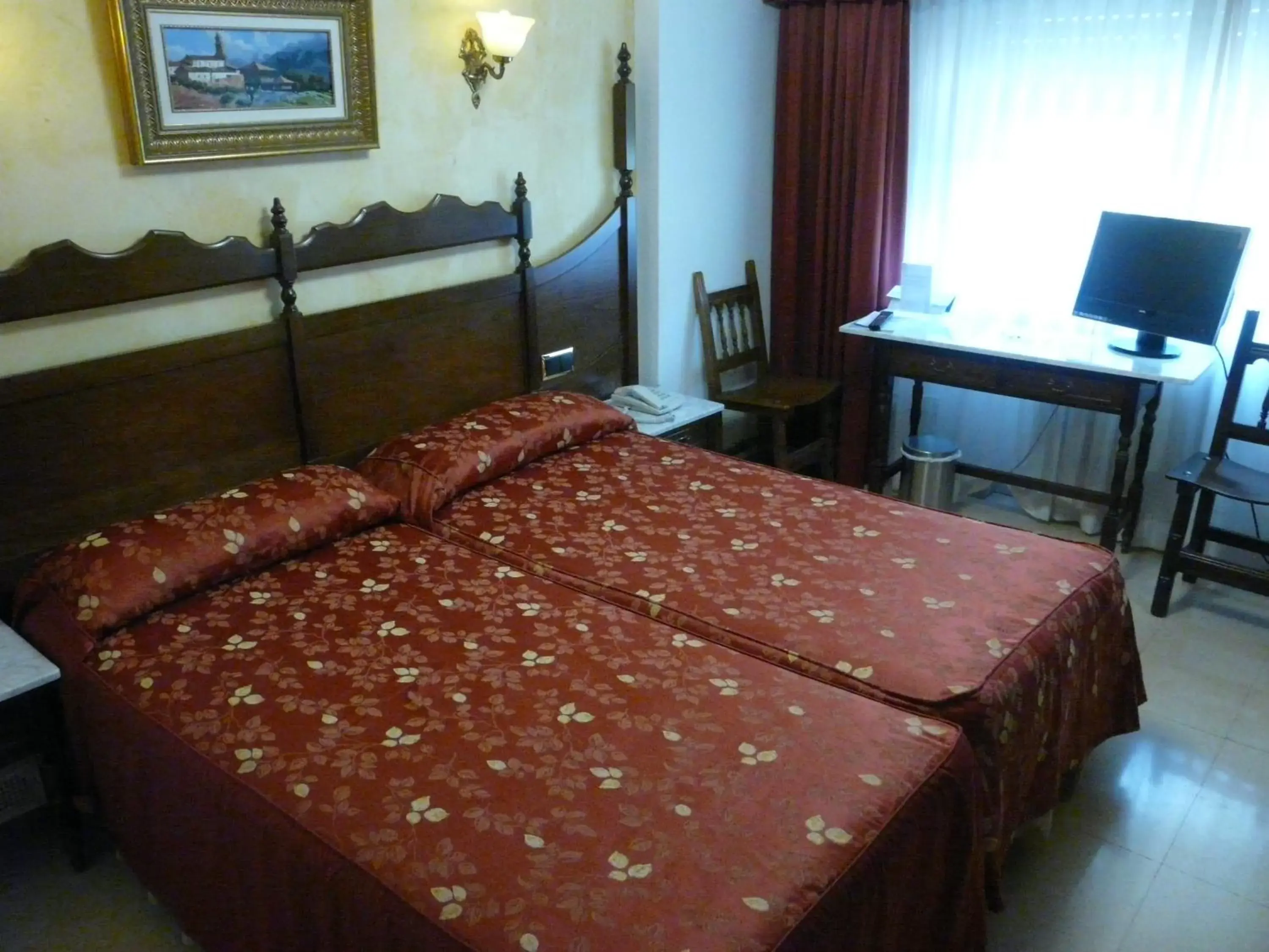 Photo of the whole room, Bed in Hotel Reyes Catolicos