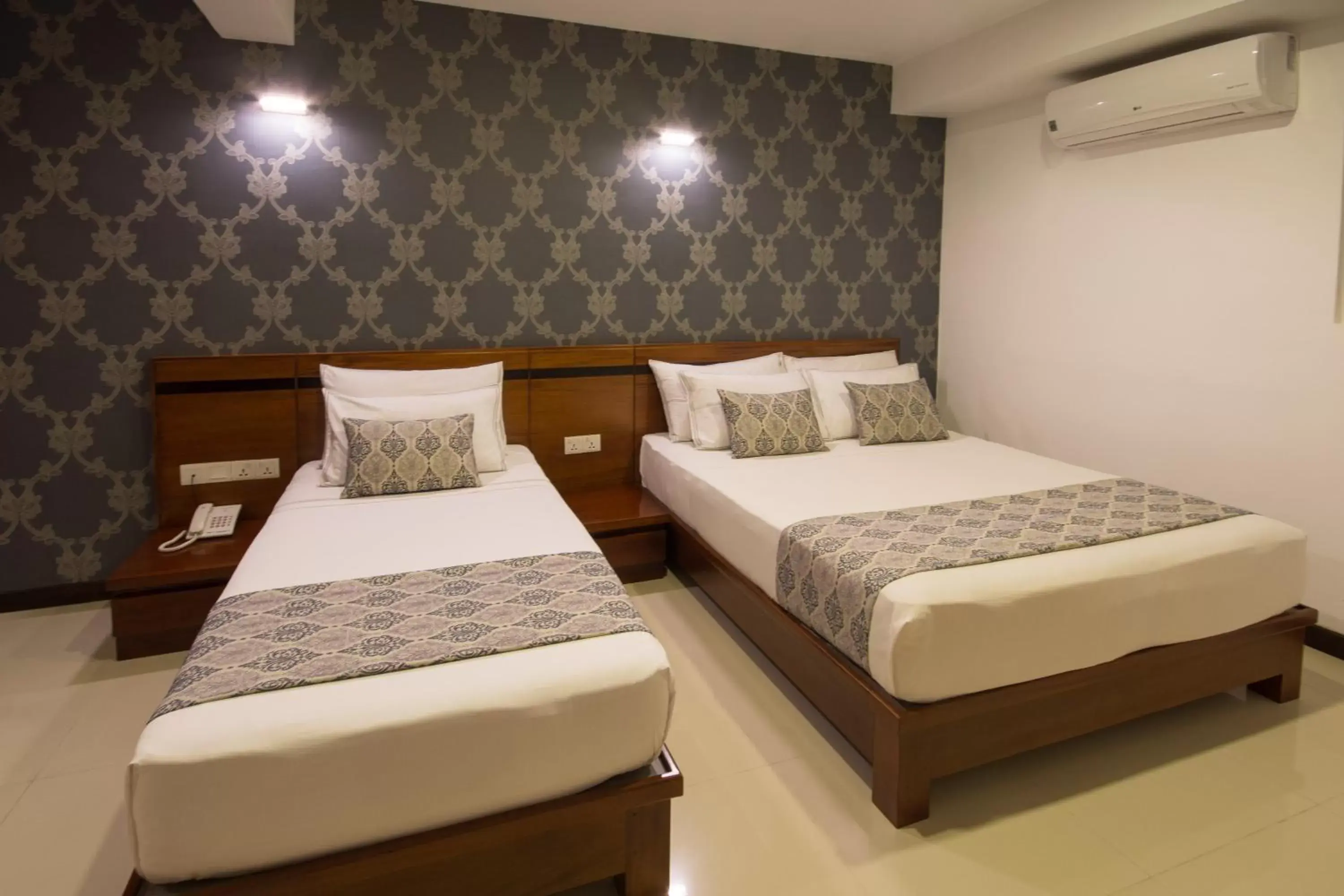 Photo of the whole room, Bed in Ceyloni City Hotel