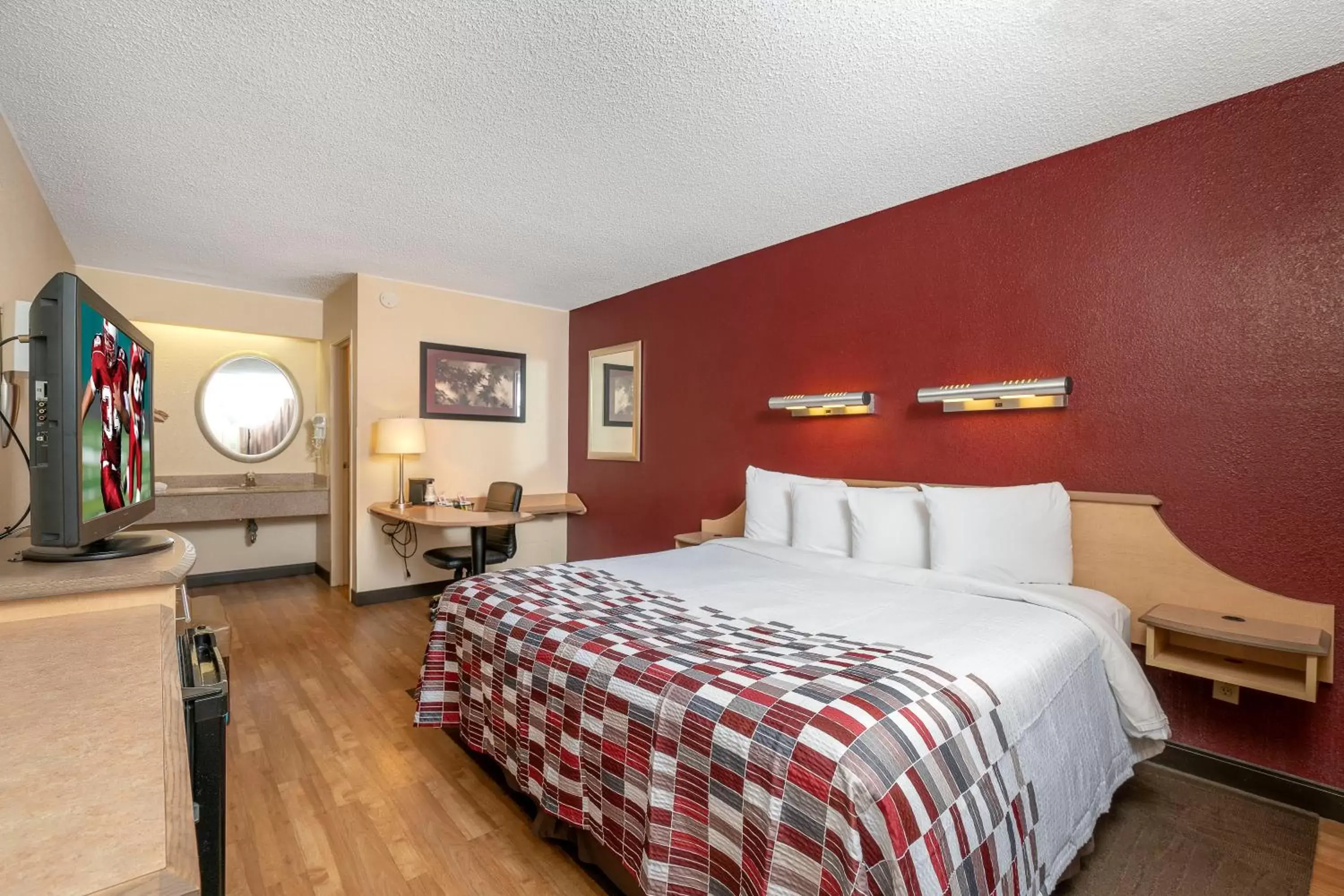 Photo of the whole room, Bed in Red Roof Inn Detroit - Roseville St Clair Shores