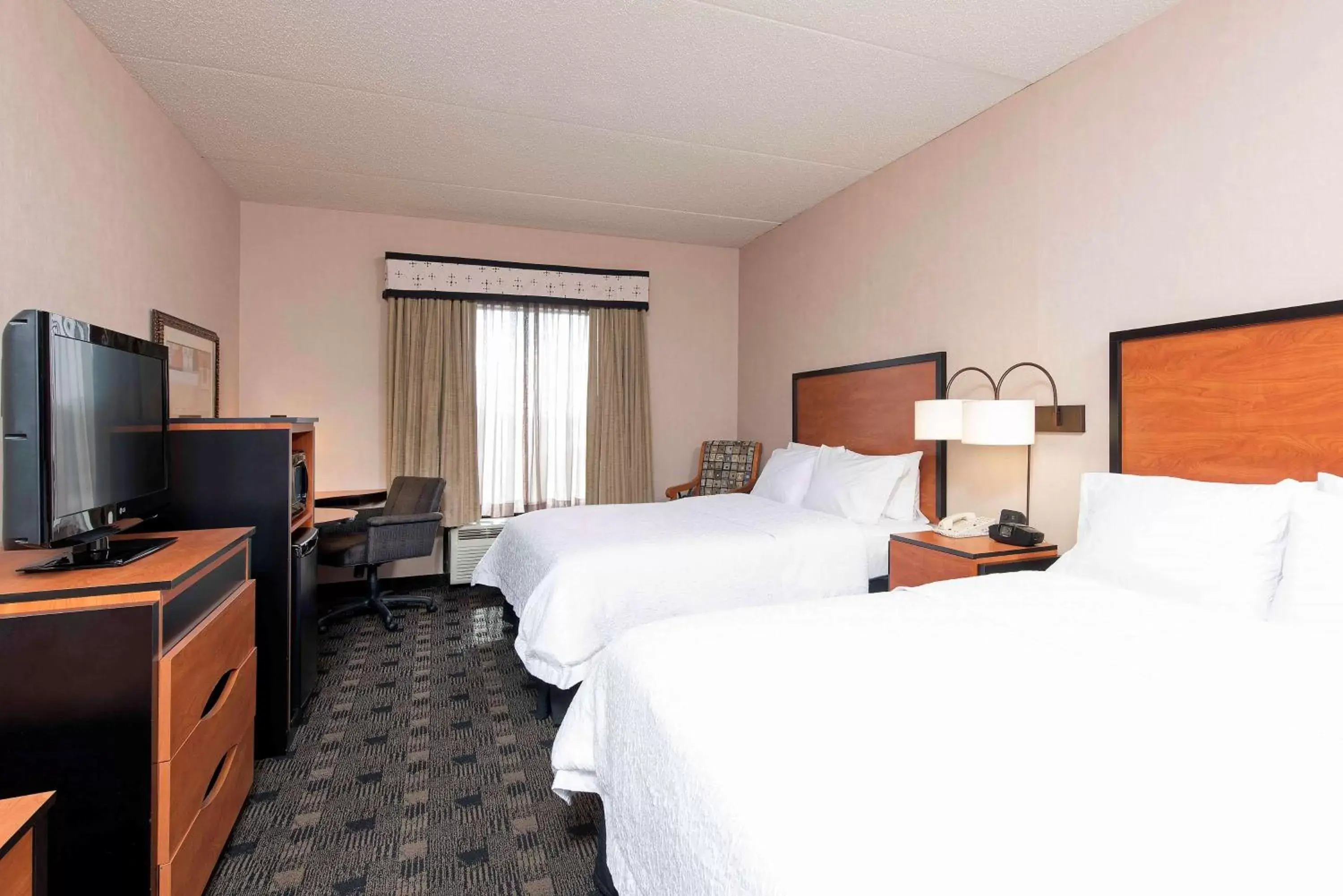 Bed in Hampton Inn and Suites Indianapolis-Fishers