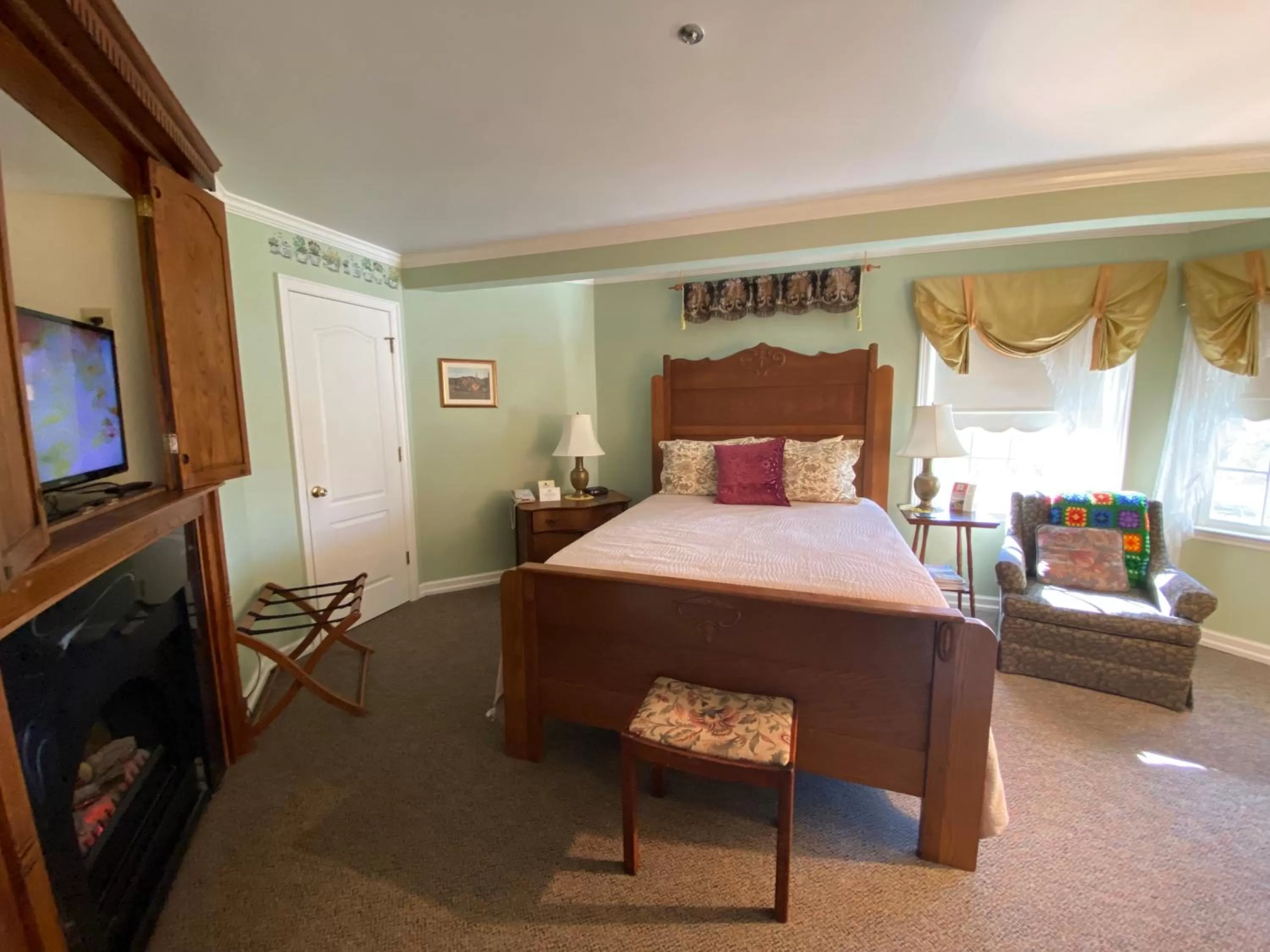 Bed in The Cypress Inn