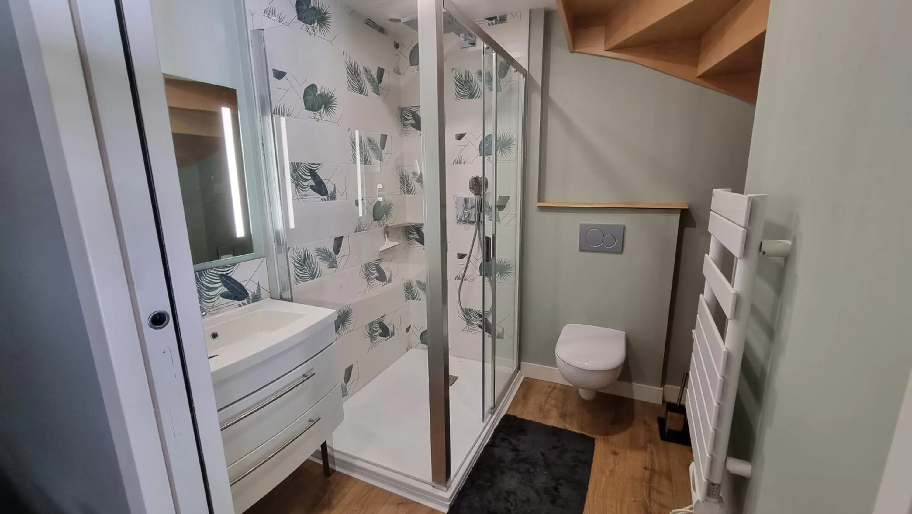 Shower, Bathroom in Le Manoir de Menglieu