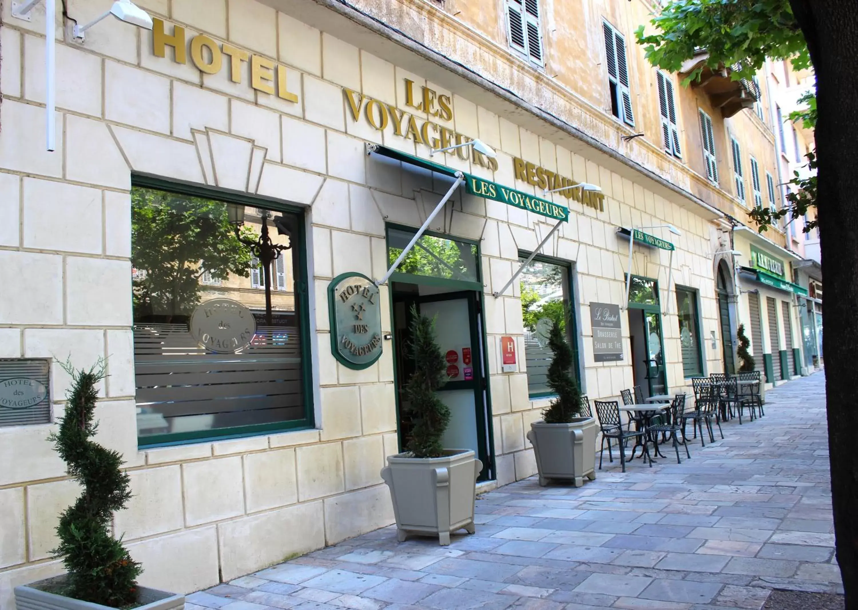 Facade/entrance in Hôtel Les Voyageurs