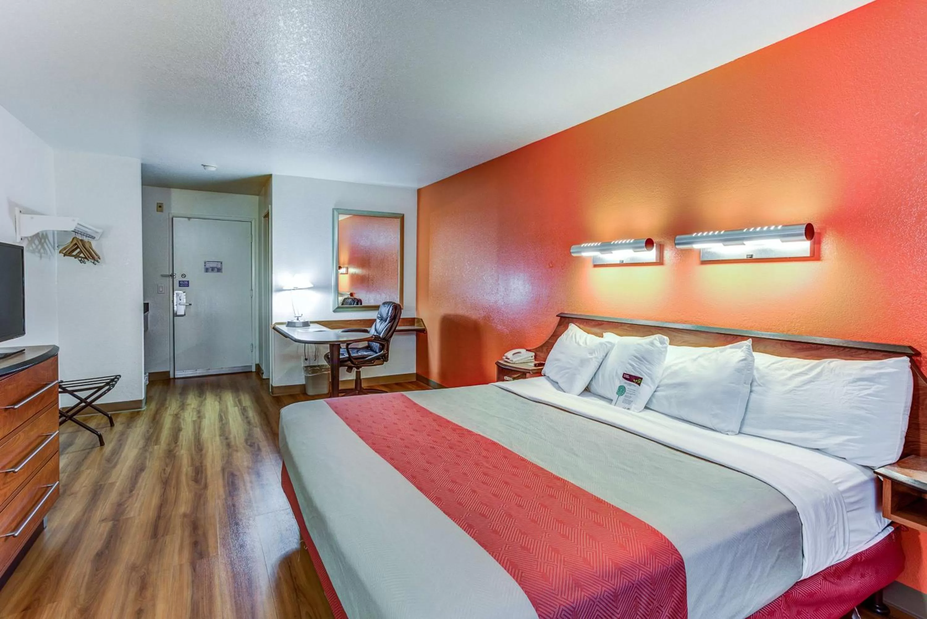 TV and multimedia, Bed in Motel 6-Portland, OR - Tigard West