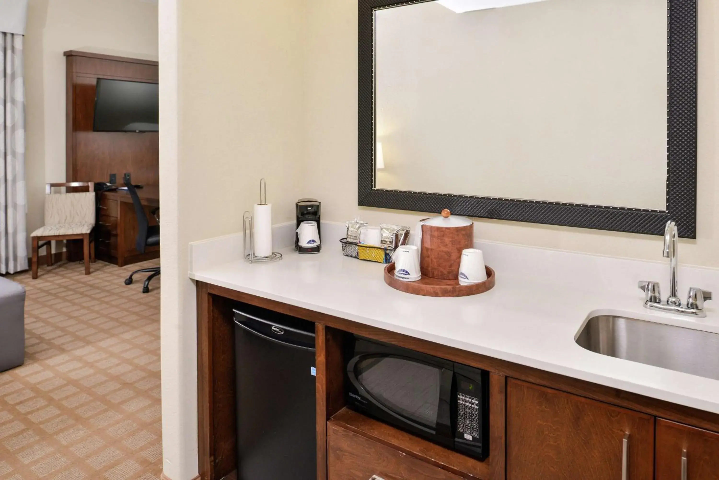 Photo of the whole room, Kitchen/Kitchenette in Hampton Inn and Suites Hutto