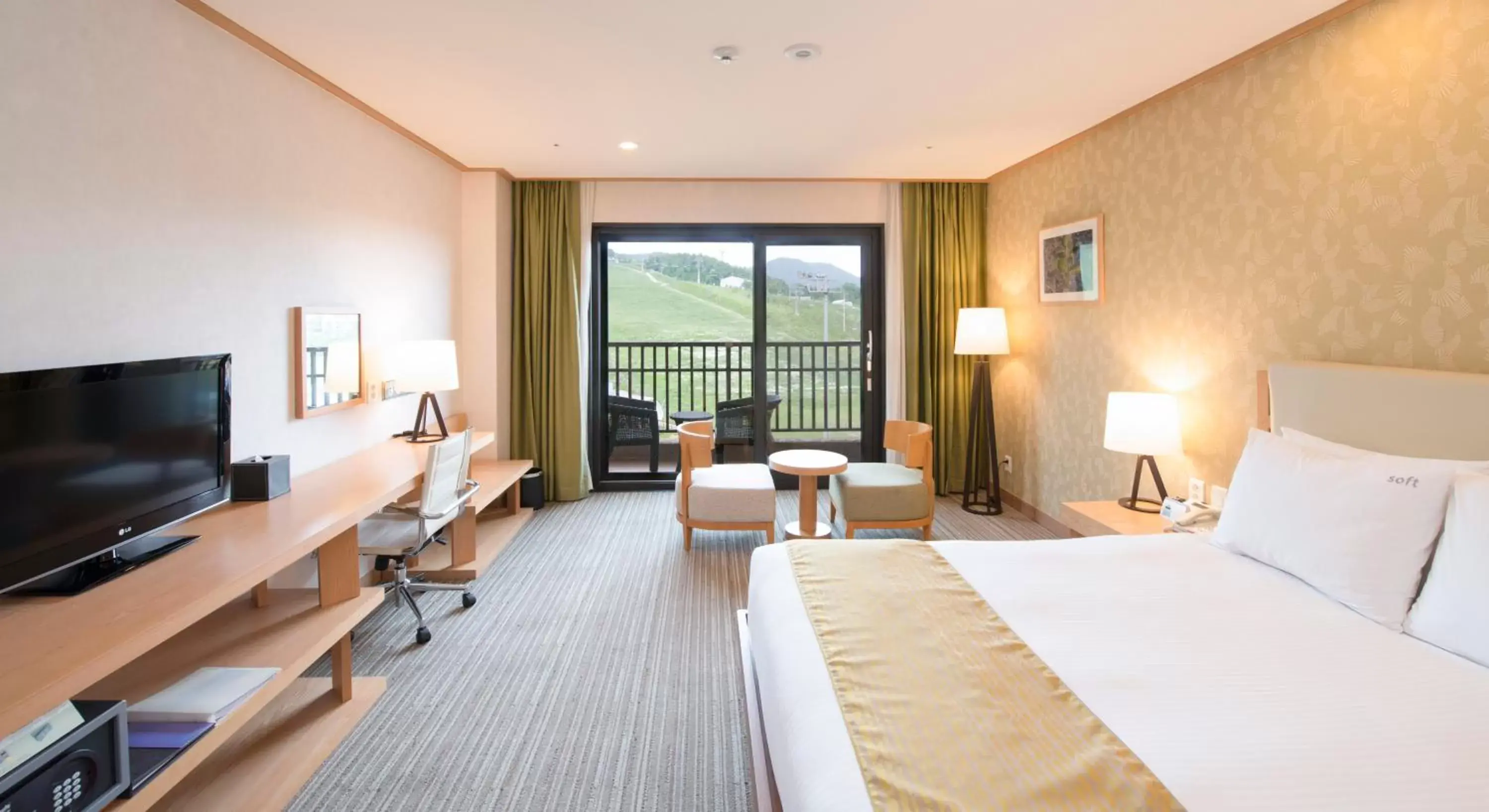 Bed, TV/Entertainment Center in Holiday Inn Resort Alpensia Pyeongchang, an IHG Hotel