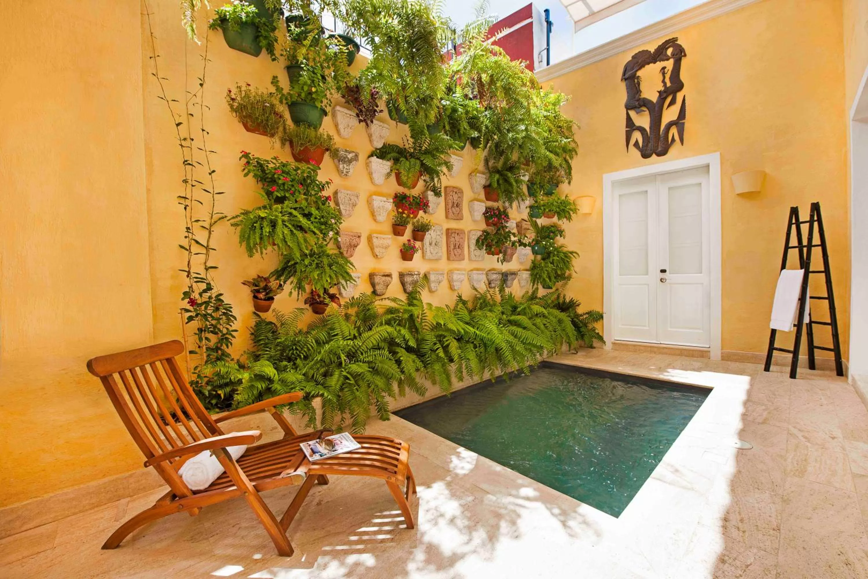 Swimming pool in Casas del XVI