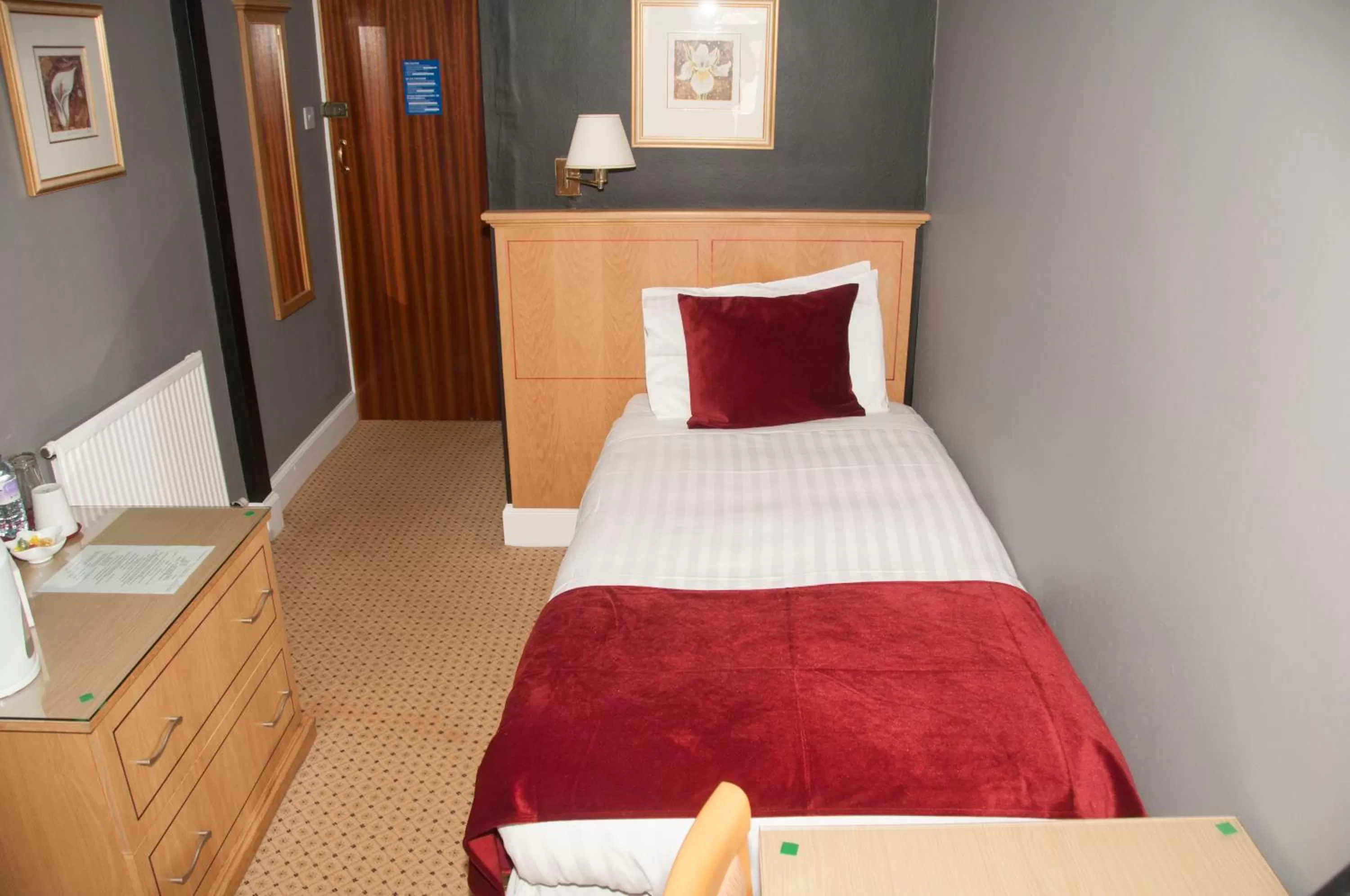 Bedroom, Bed in Caledonian Hotel