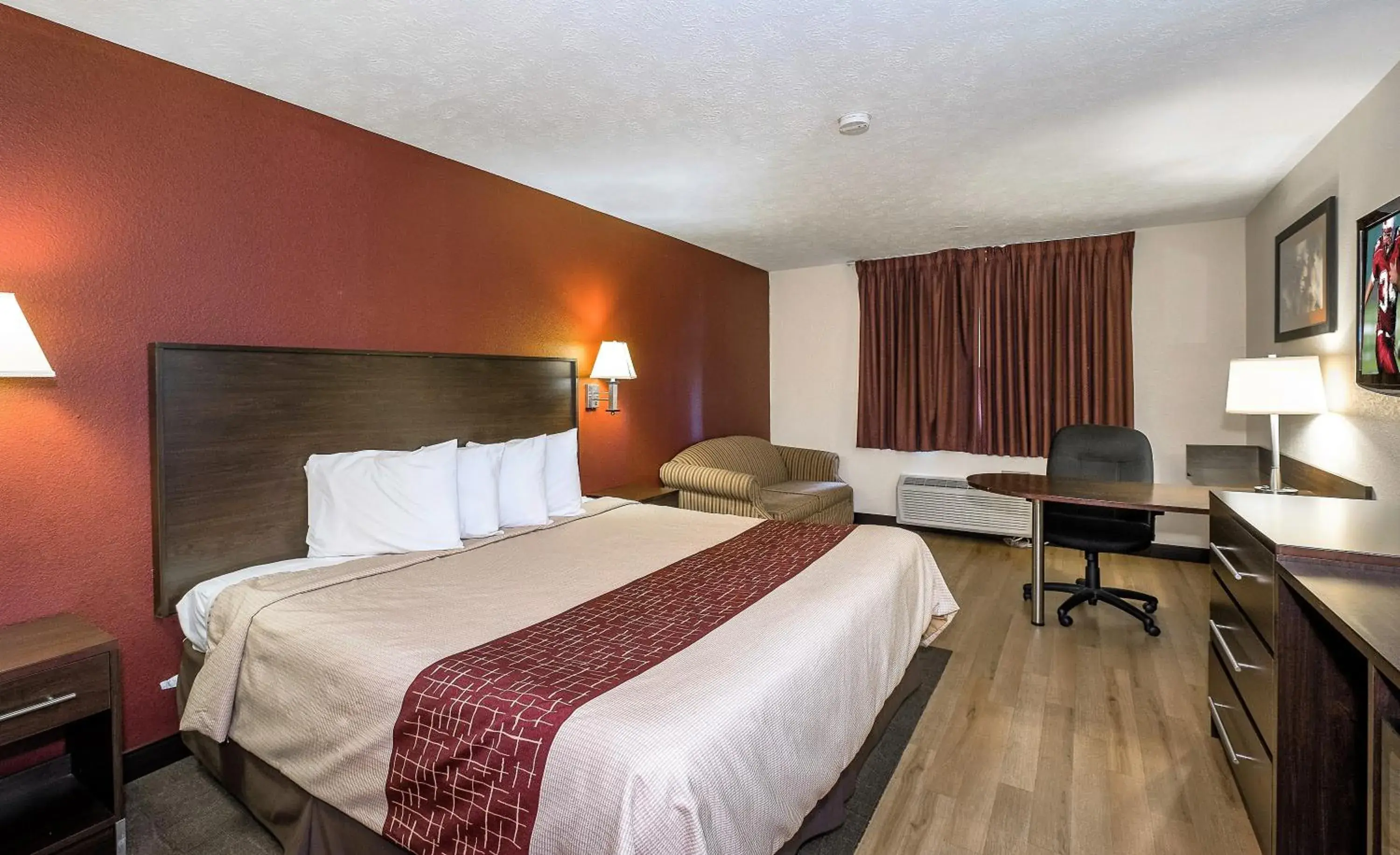 Photo of the whole room in Red Roof Inn & Suites Hermitage