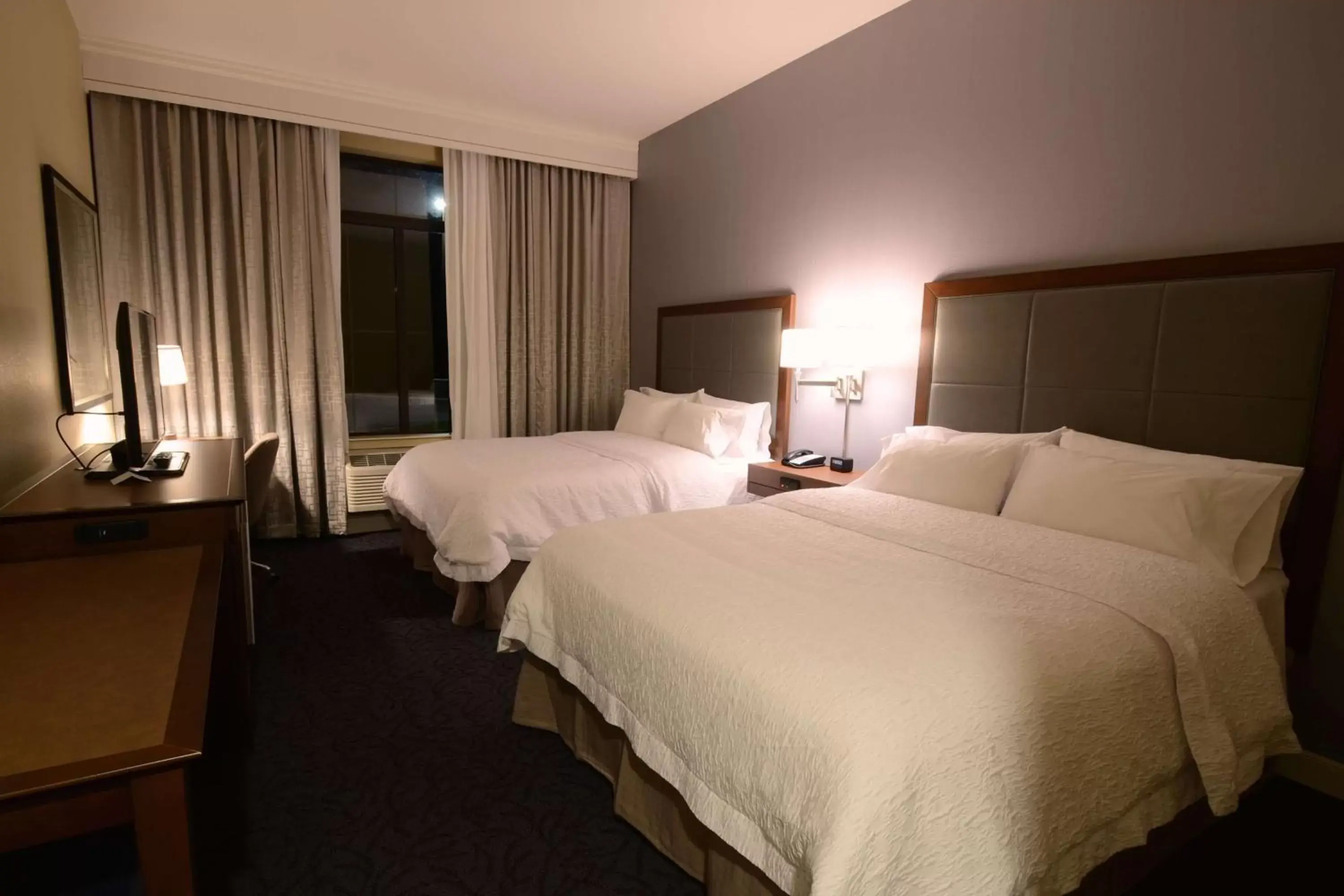 Bed in Hampton Inn & Suites Cazenovia, NY