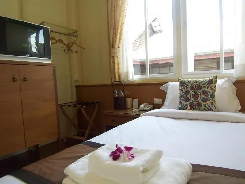 Photo of the whole room, Bed in Baan Dinso