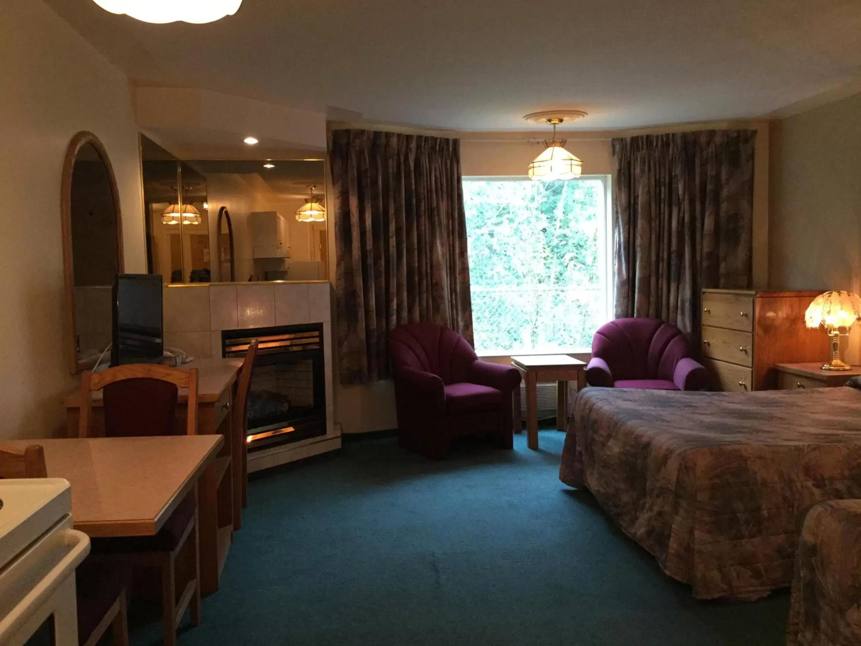 Living room, Seating Area in Western Budget Motel East Red Deer