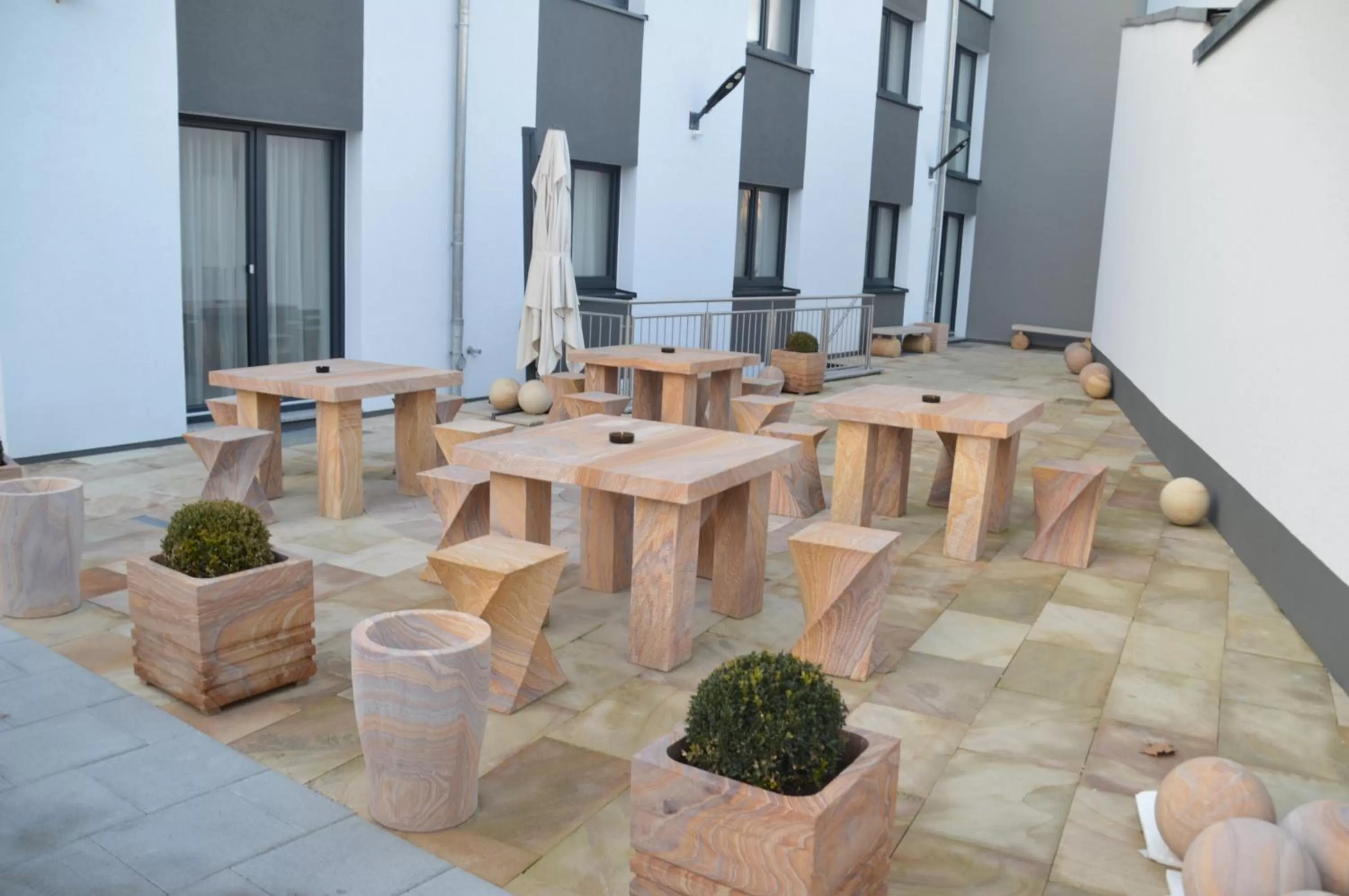 Restaurant/places to eat in Naam Hotel & Apartments Frankfurt City-Messe Airport