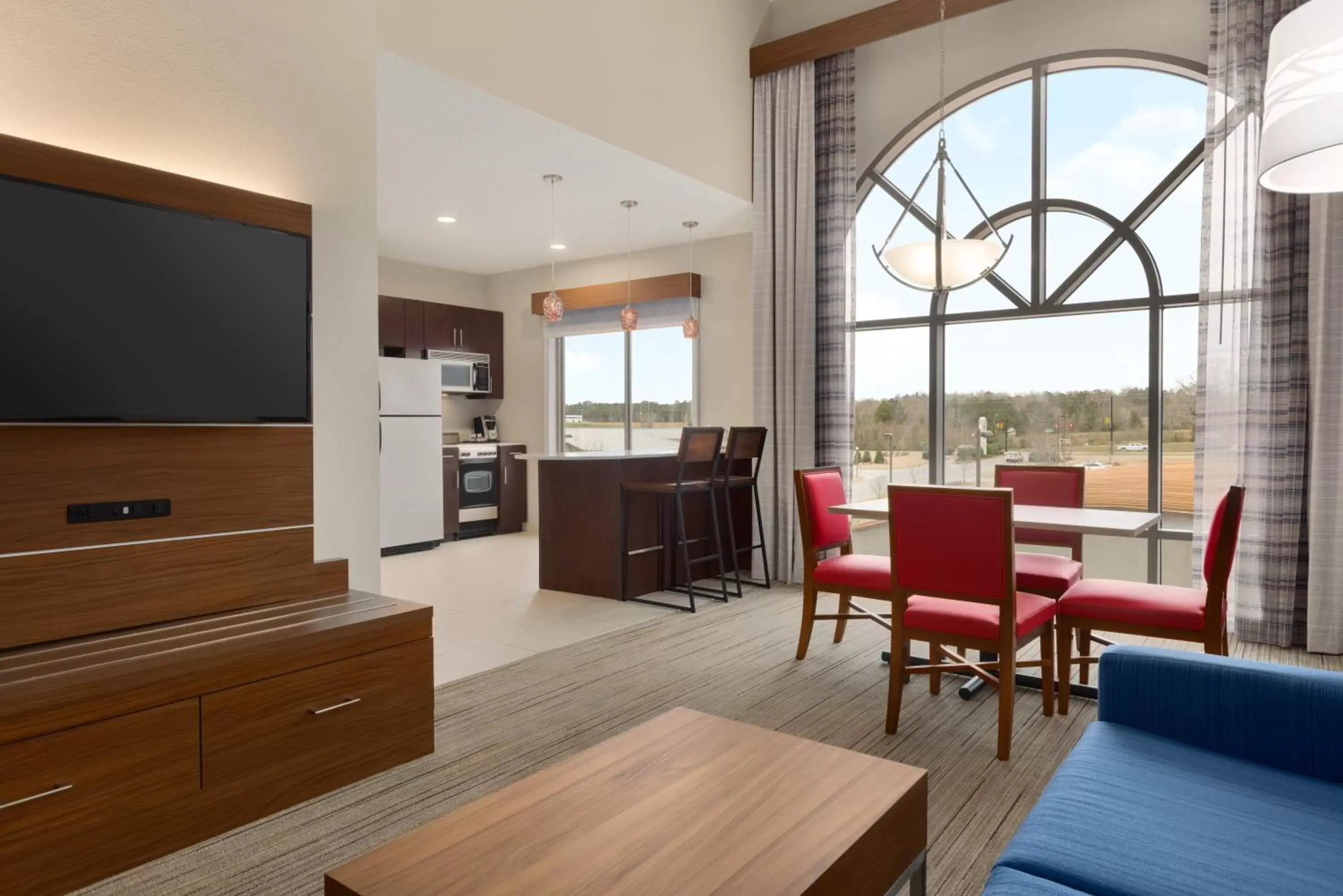 Property building, TV/Entertainment Center in Holiday Inn Express Hotel & Suites Opelika Auburn, an IHG Hotel
