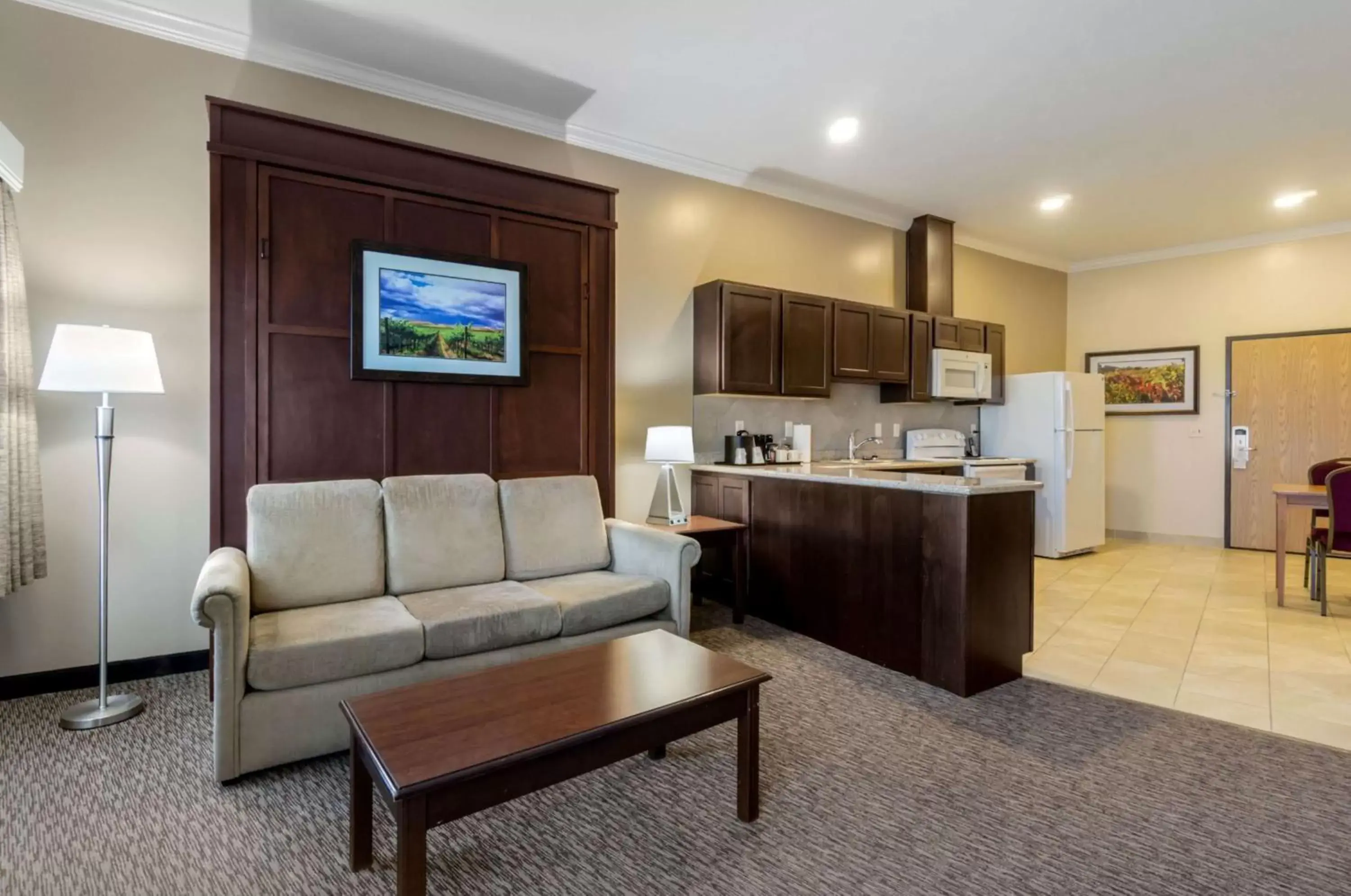 Bedroom, Seating Area in Best Western Plus Grapevine Inn