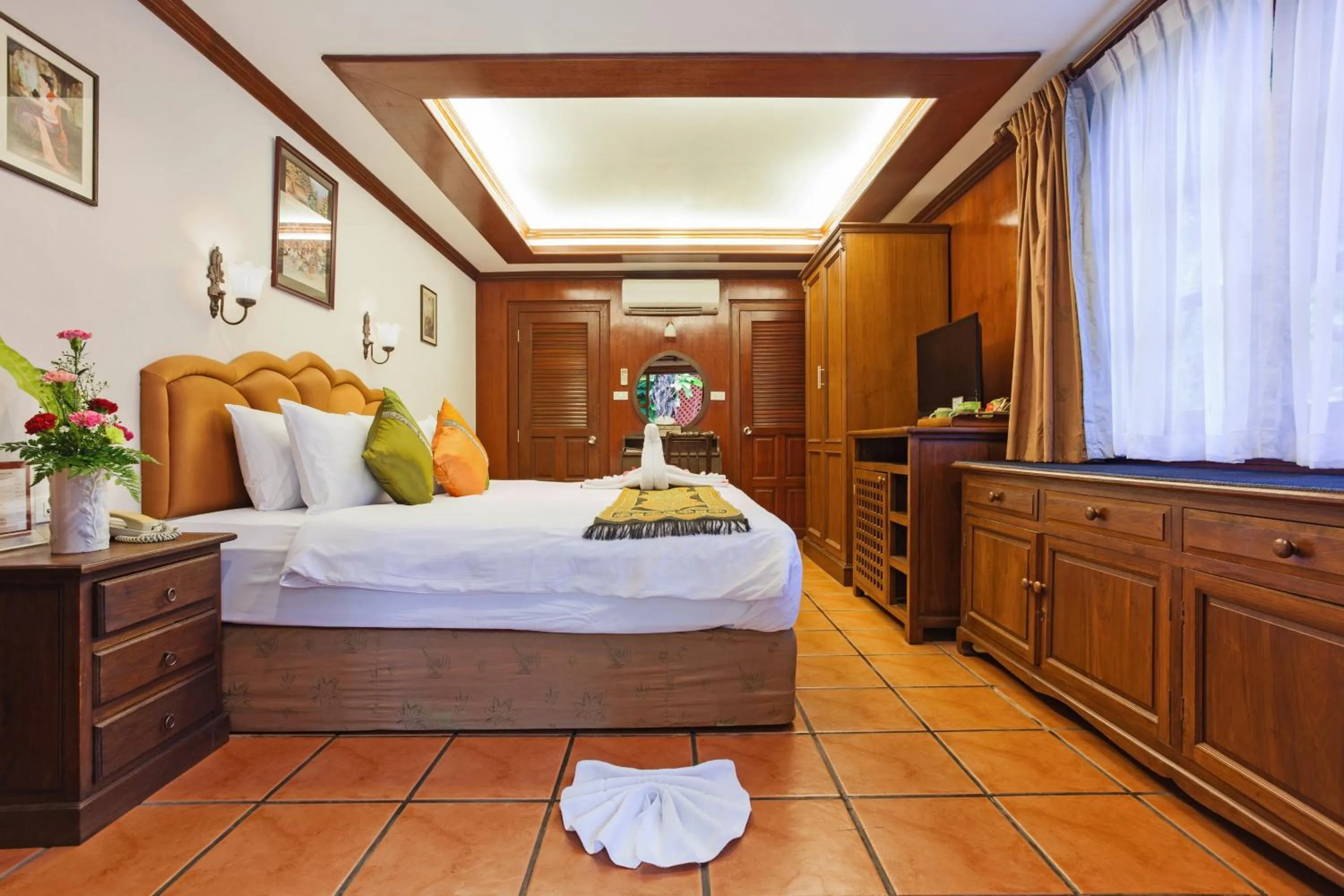 Bed in Royal Phawadee Village Patong - 2 Minutes walk to the beach