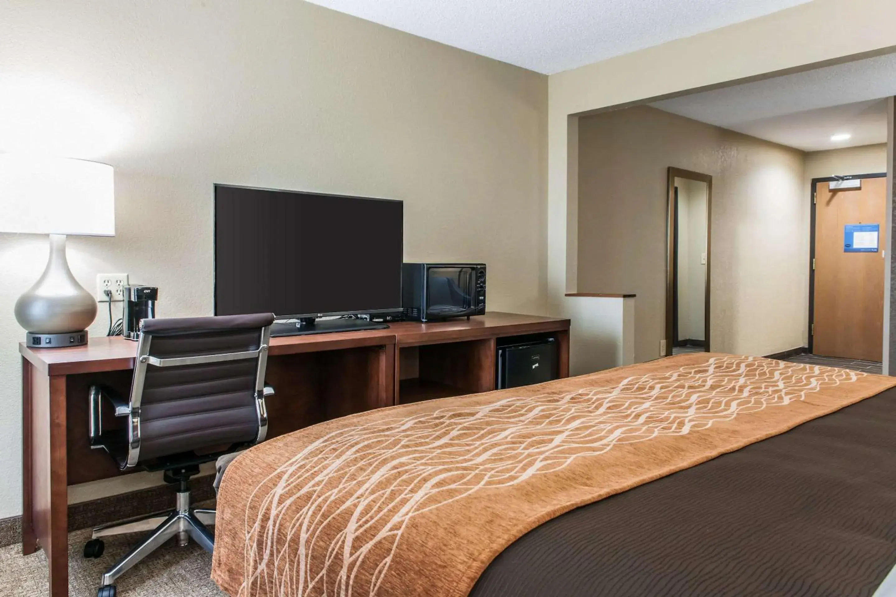 Bedroom, TV/Entertainment Center in Comfort Inn Blue Ash North