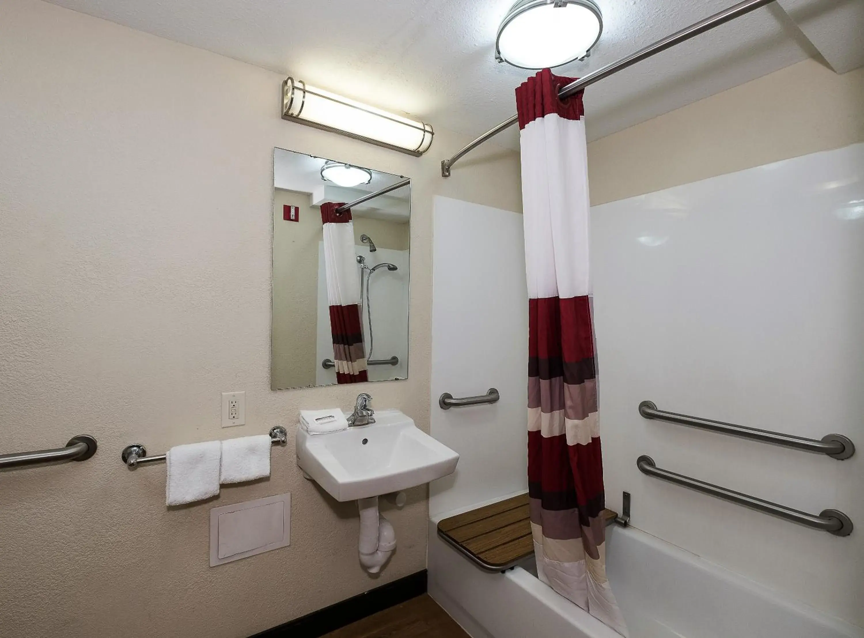 Bathroom in Red Roof Inn Columbus East- Reynoldsburg