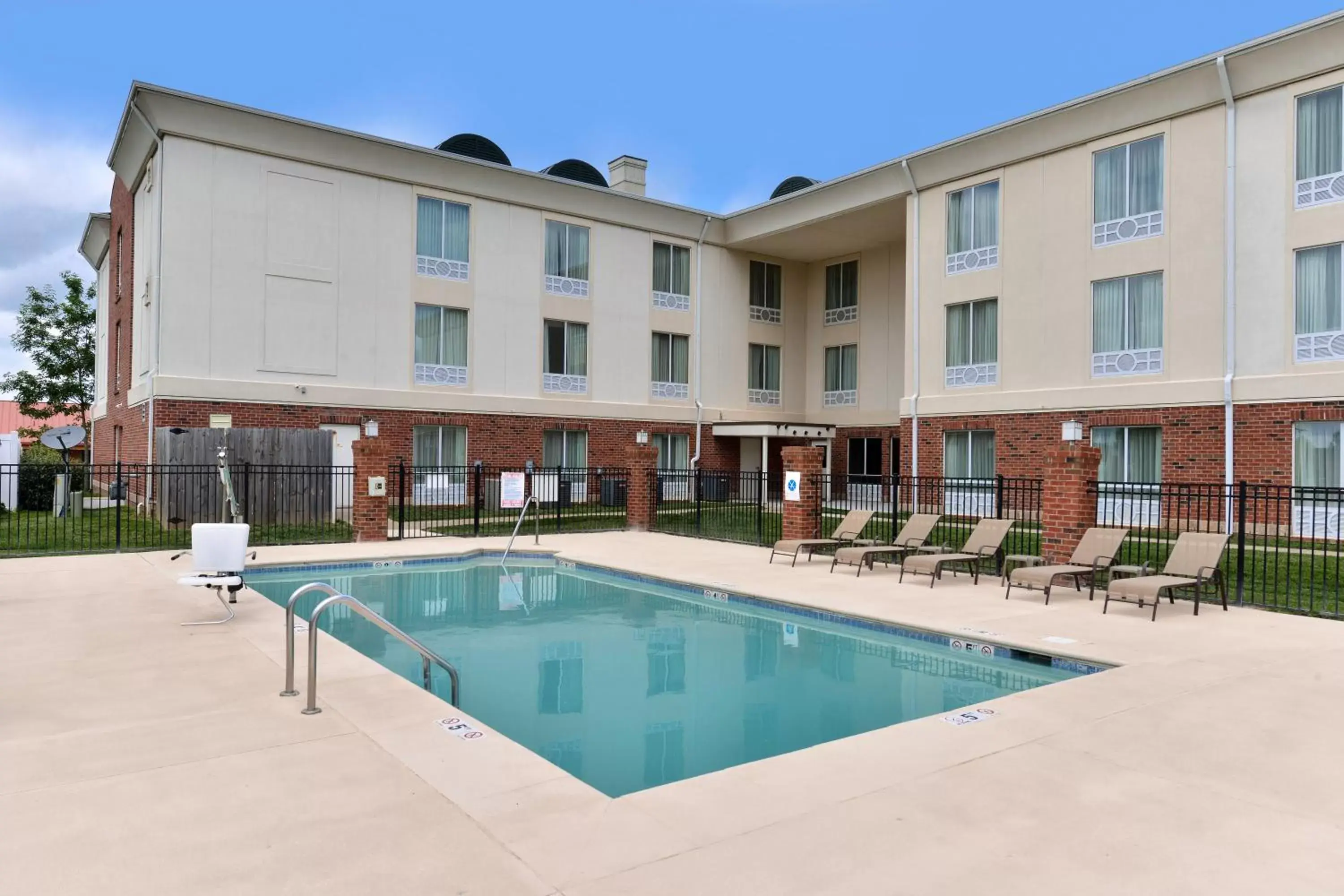 Swimming pool, Property Building in Holiday Inn Express White House, an IHG Hotel