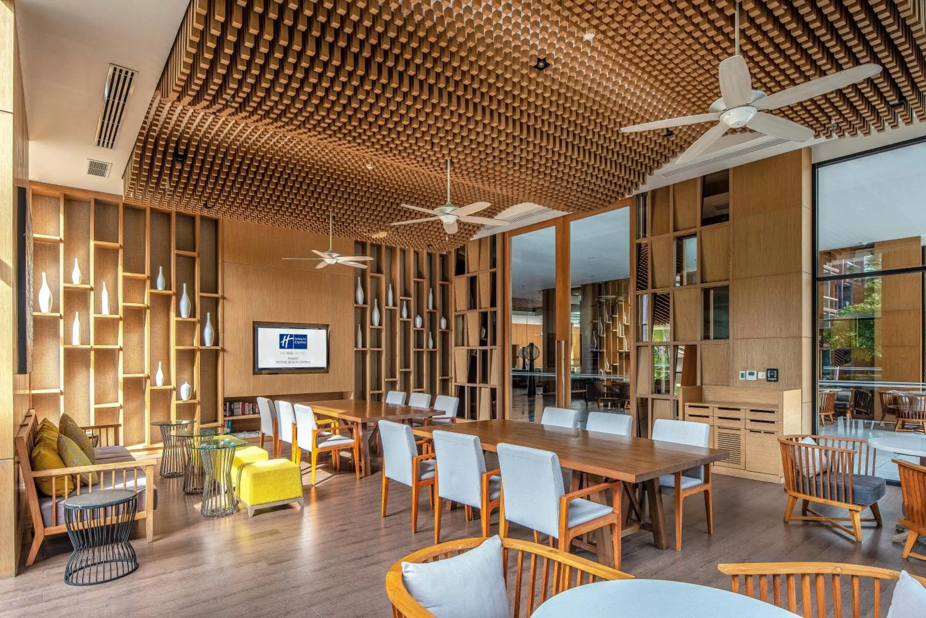 Meeting/conference room, Restaurant/Places to Eat in Holiday Inn Express Phuket Patong Beach Central, an IHG Hotel