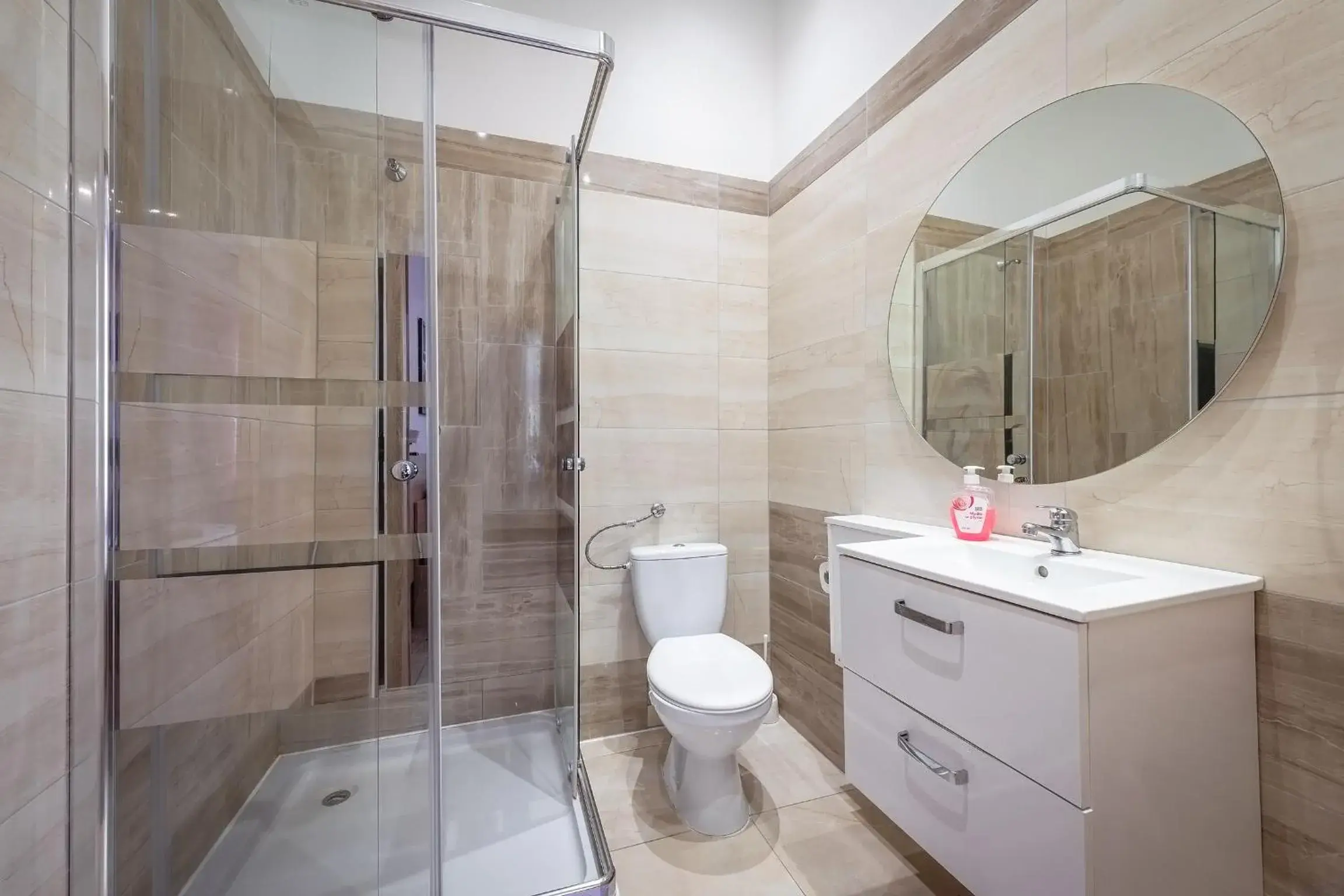 Shower, Bathroom in Queen Apartments