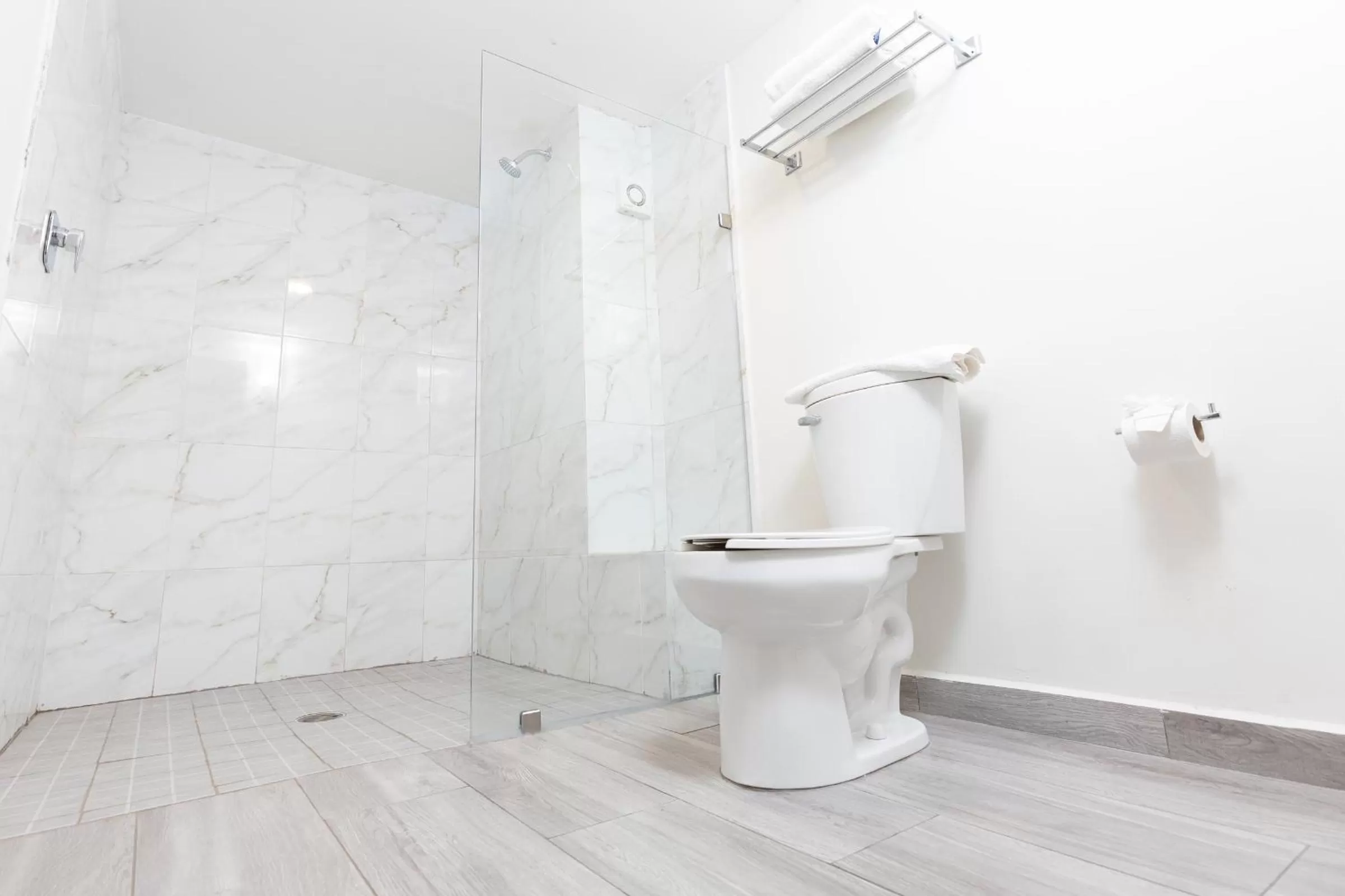 Shower in Hotel Bugambilia