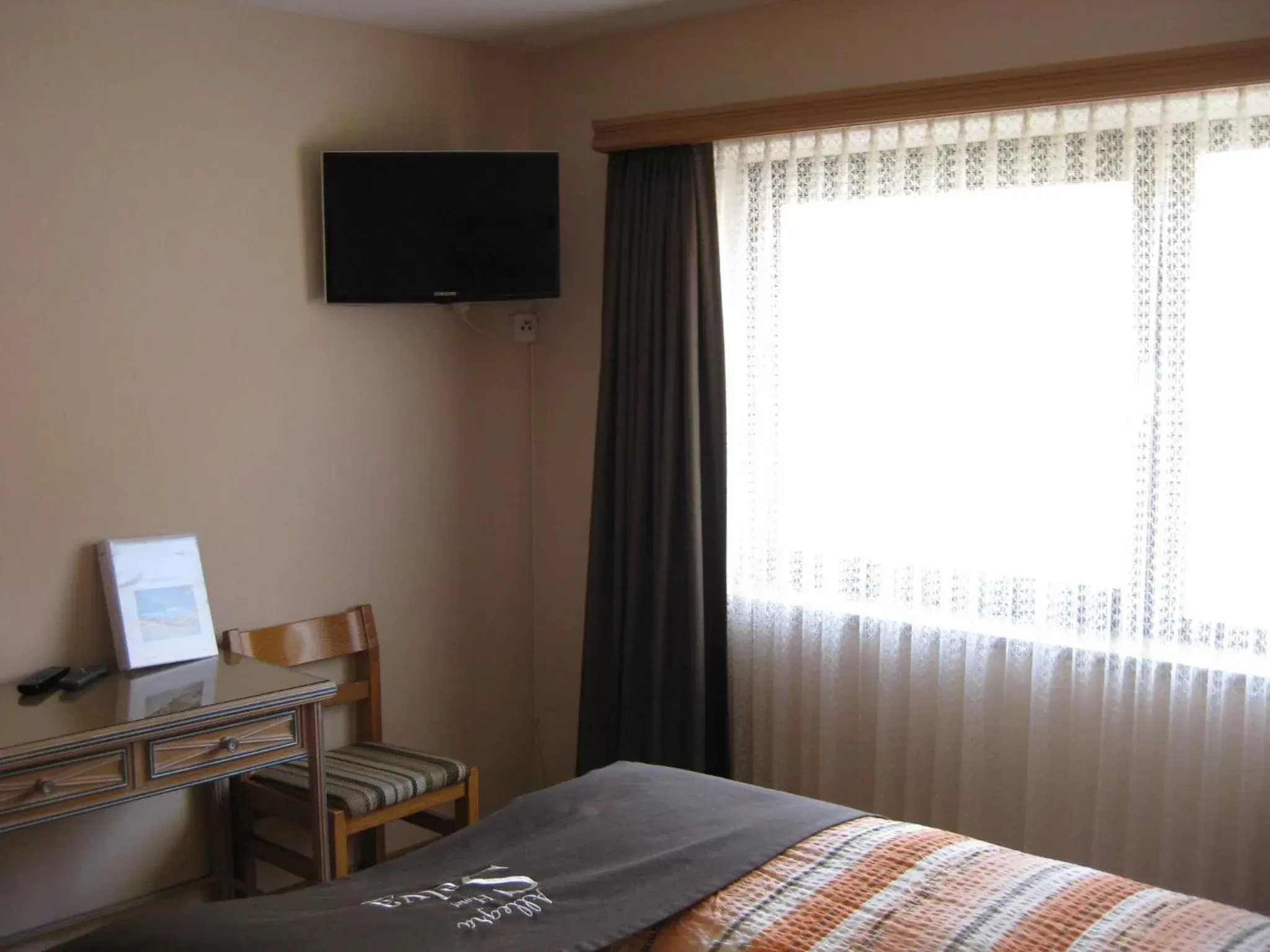 Bed, TV/Entertainment Center in Hotel Pizzeria Selva