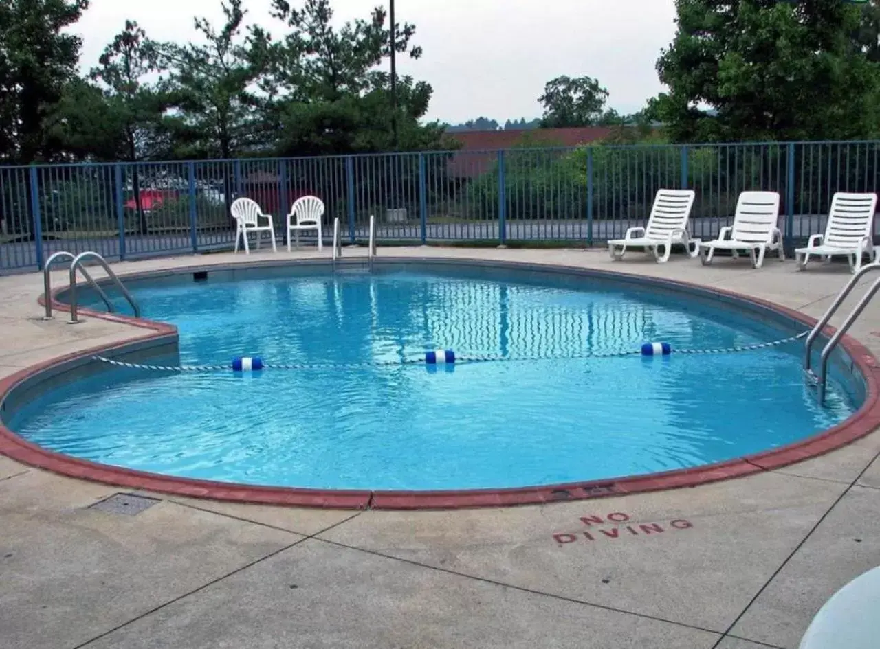 Swimming Pool in Rodeway Inn Altoona
