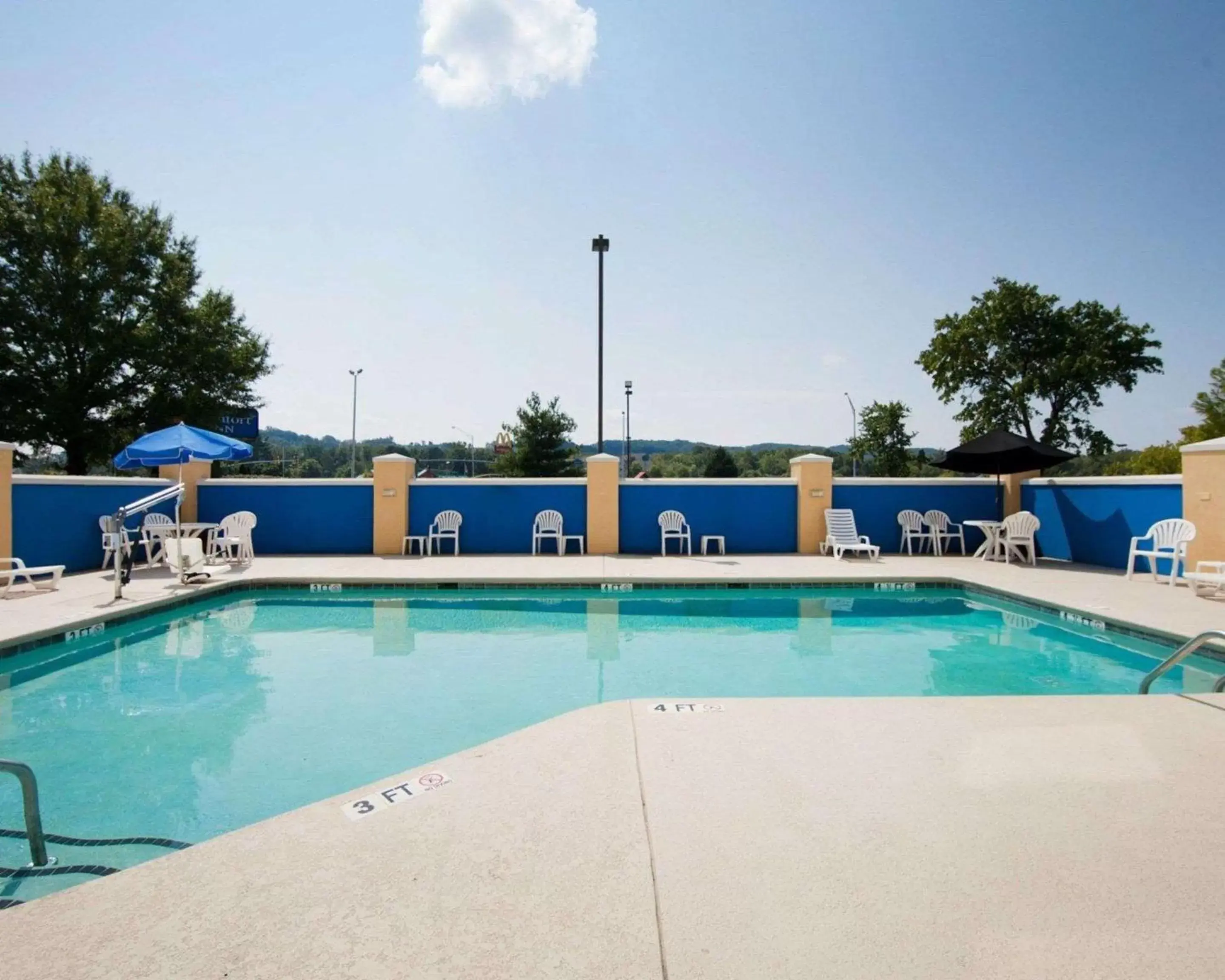 On site, Swimming Pool in Comfort Inn Oak Ridge