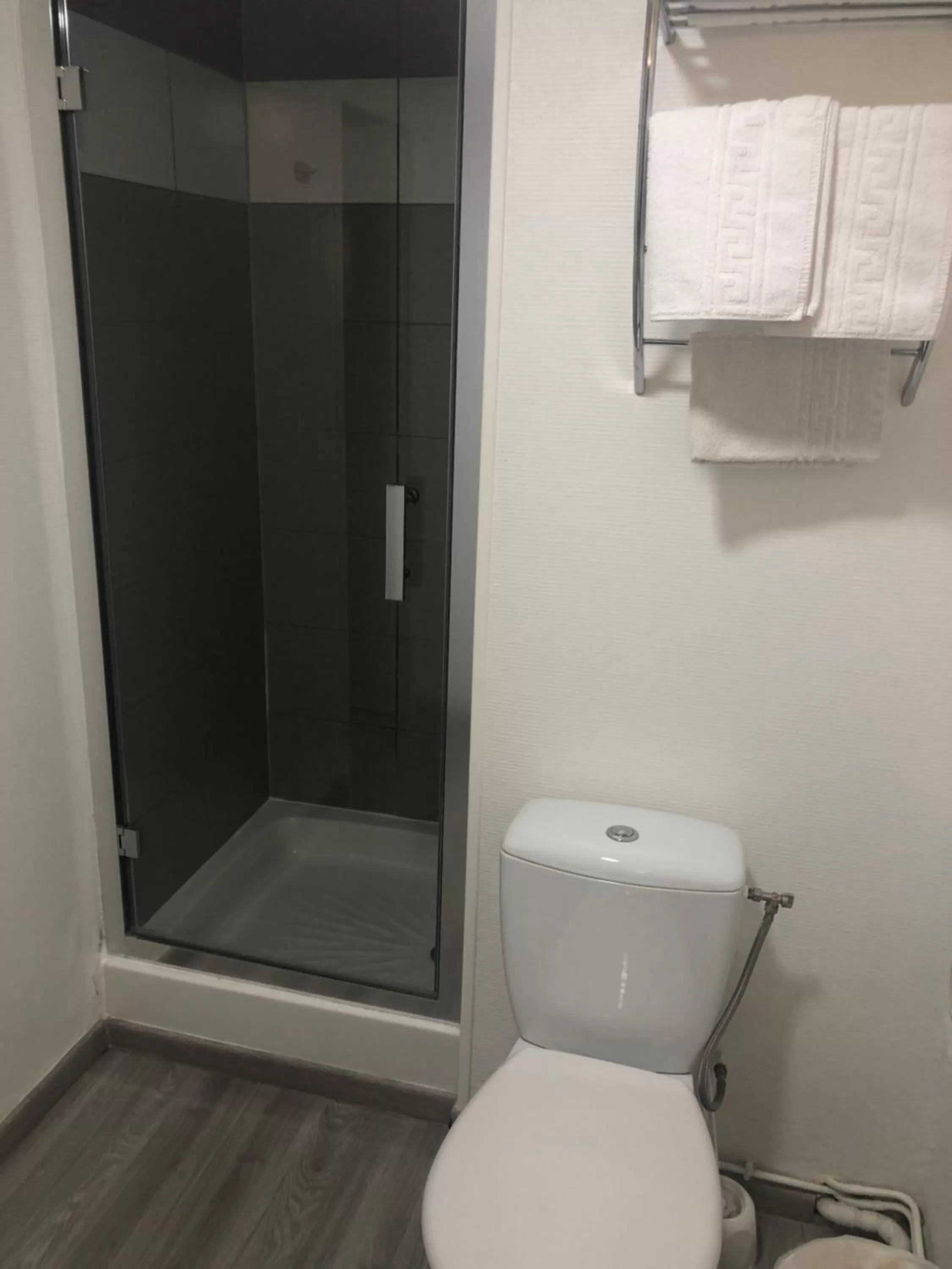 Bathroom in Contact Hotel LE SUD Montpellier Aéroport Parc Expo Arena