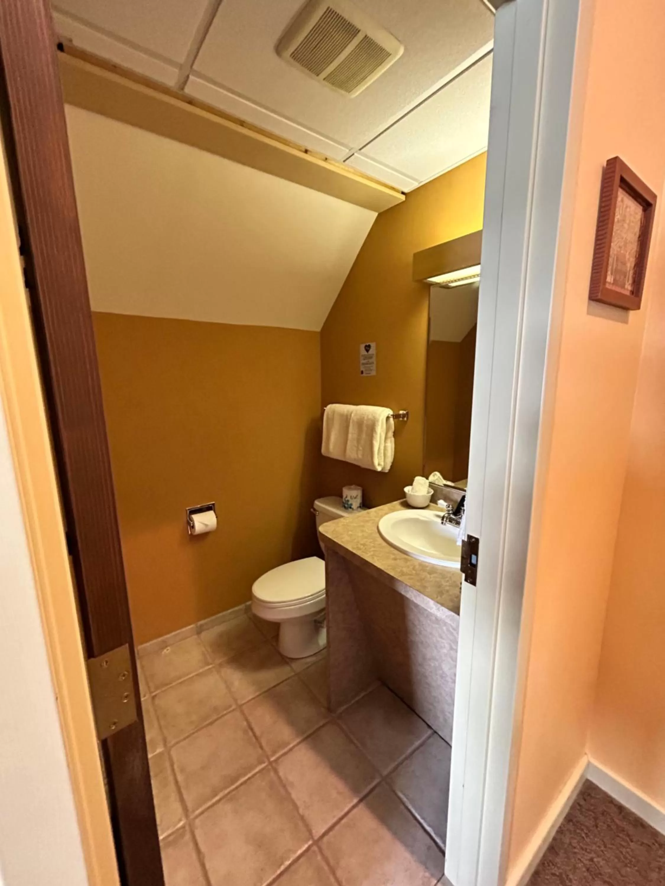 Bathroom in The Common Man Inn, Spa & Lodge