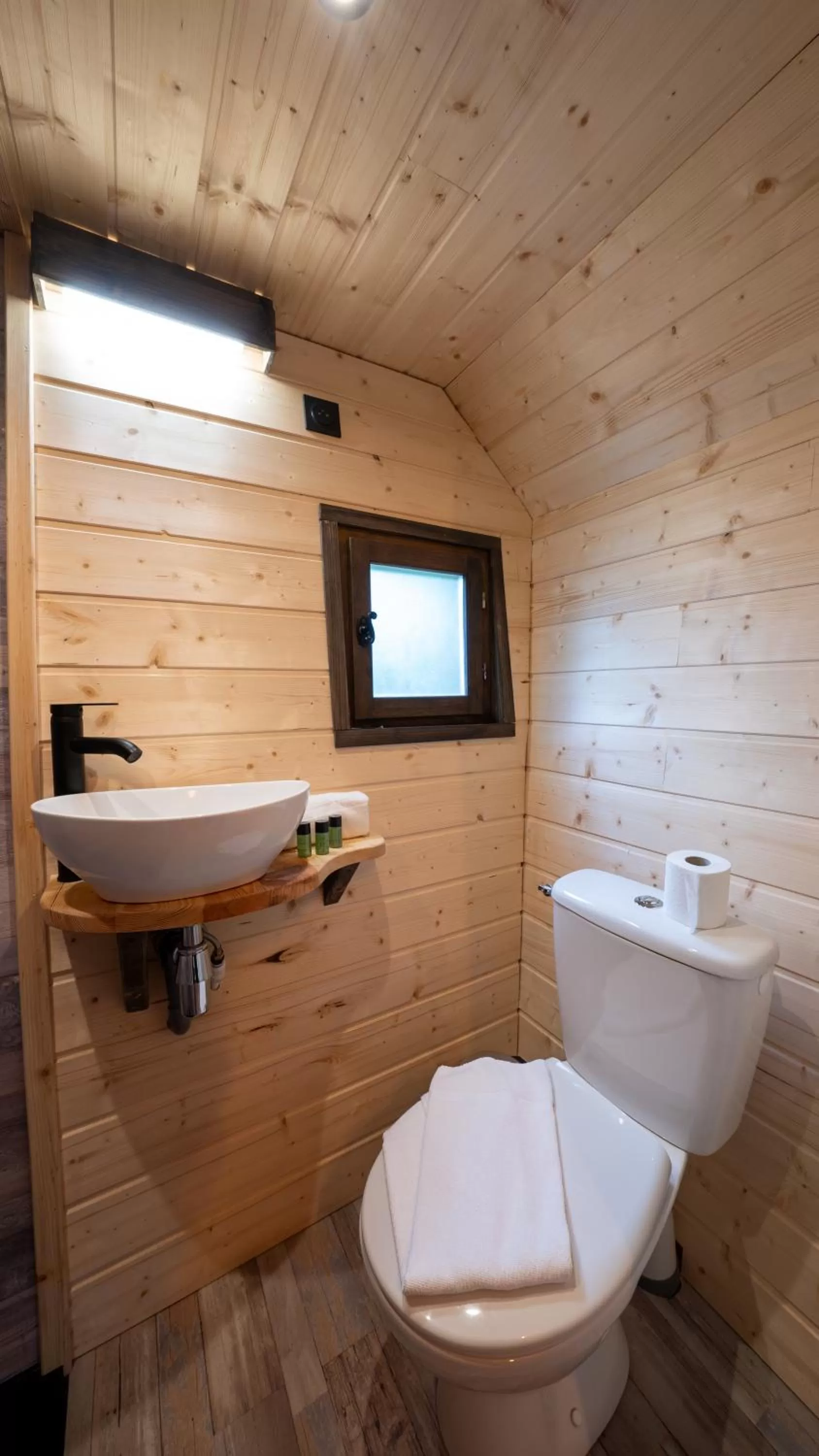 Toilet in Le Village de la Champagne - Slowmoov