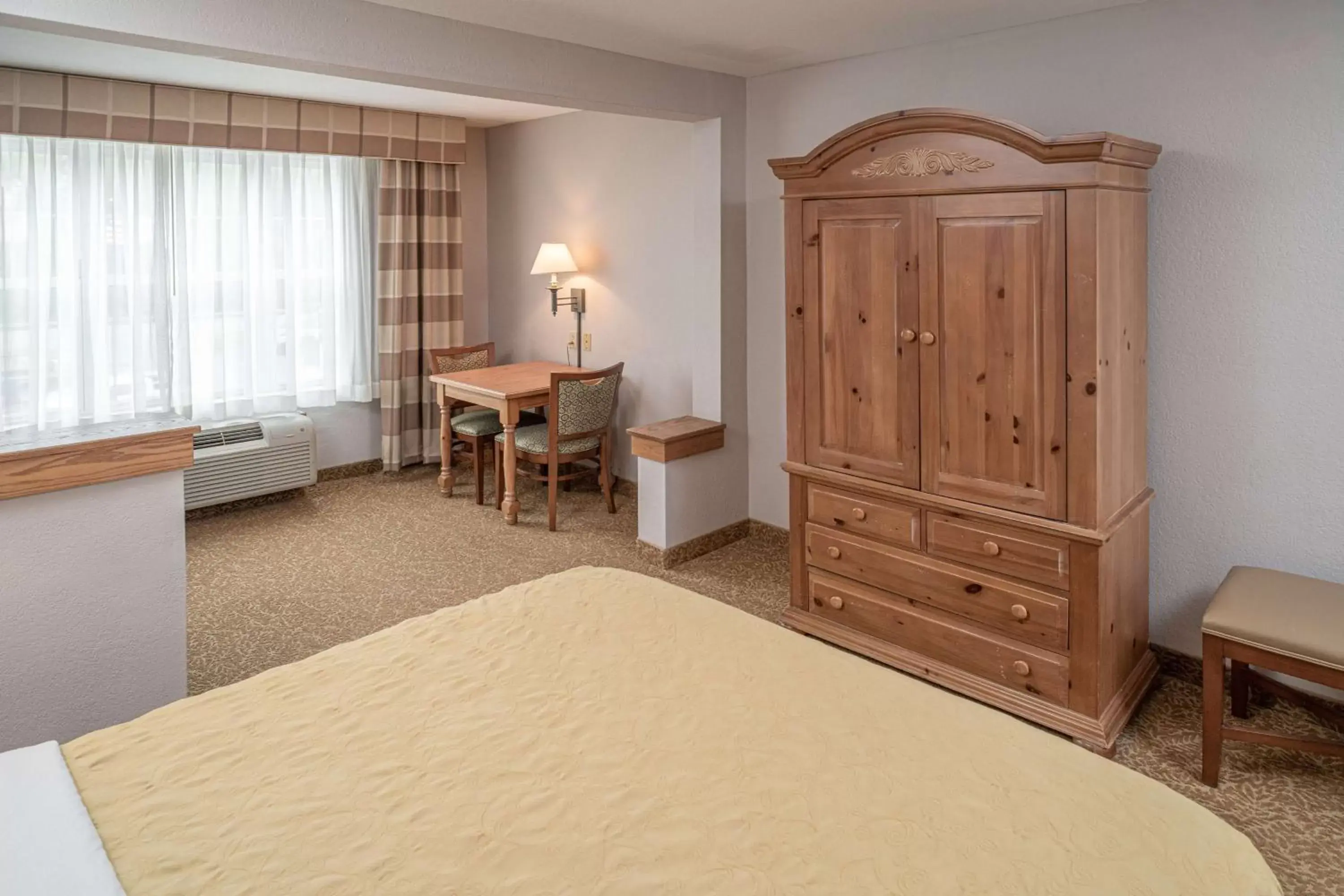 Photo of the whole room, Bed in Country Inn & Suites by Radisson, Beckley, WV