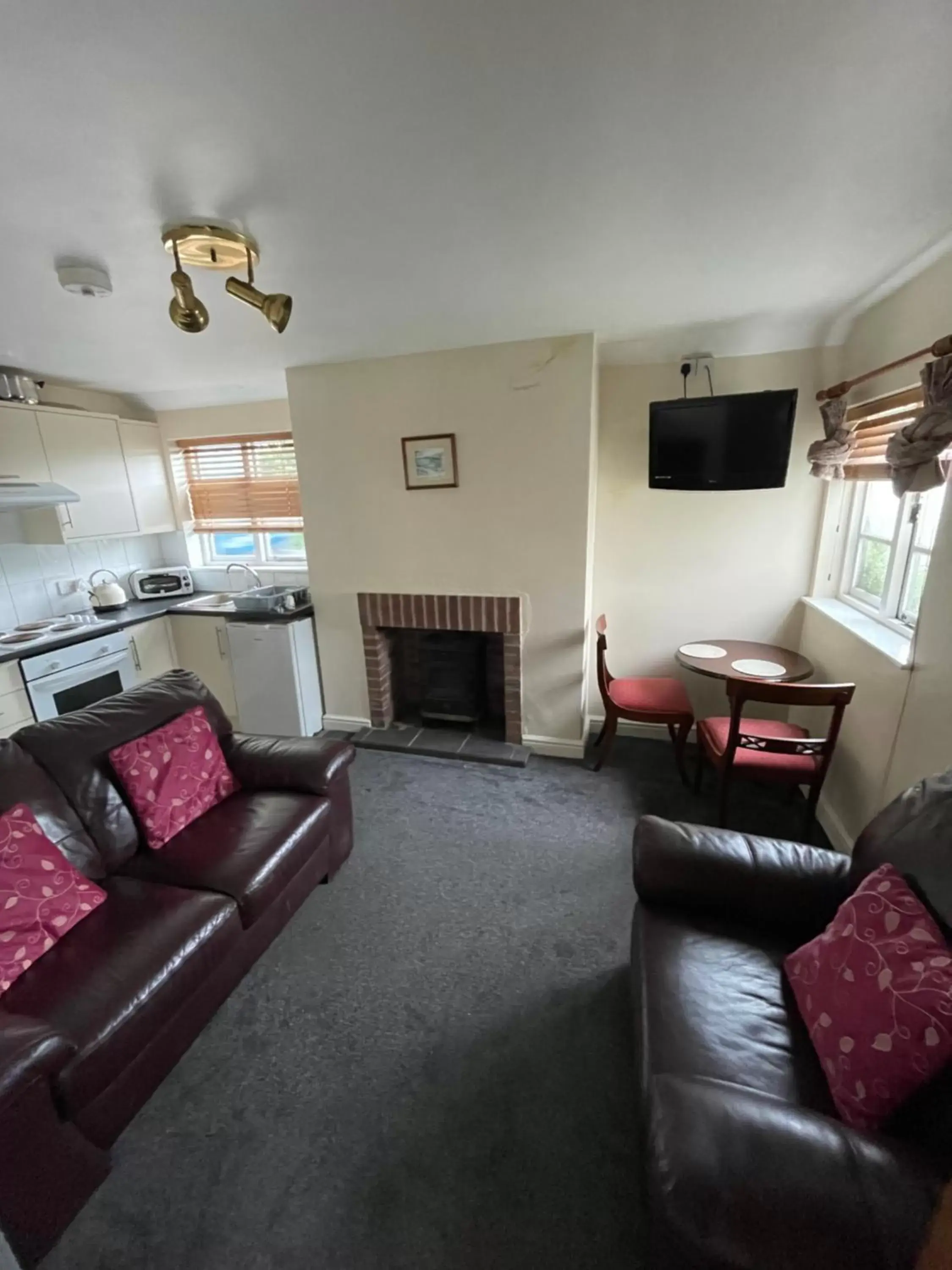 Kitchen or kitchenette, Seating Area in Halfway House Inn & Cottages