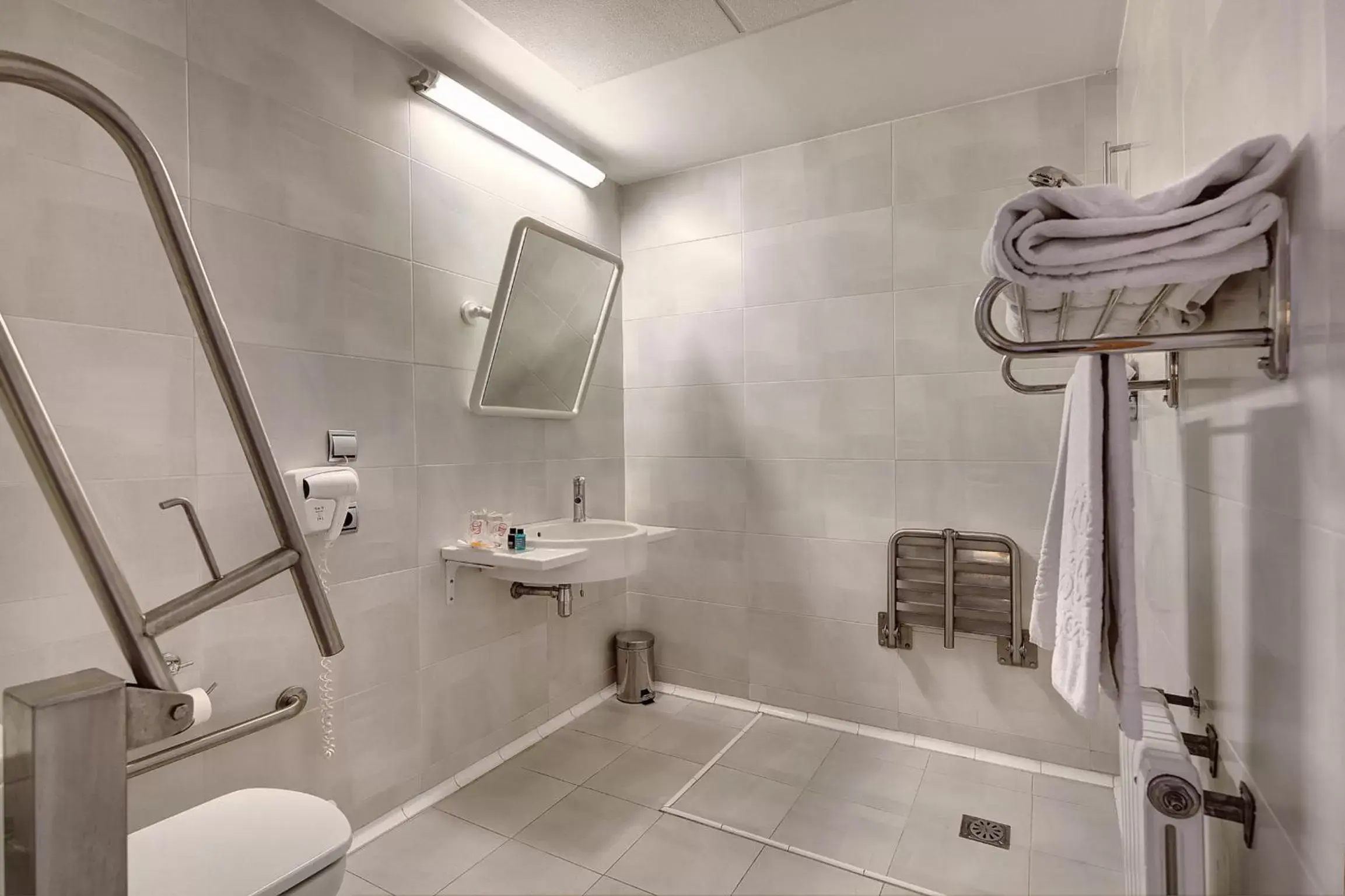 Shower, Bathroom in U Hotel Villa-Gomá