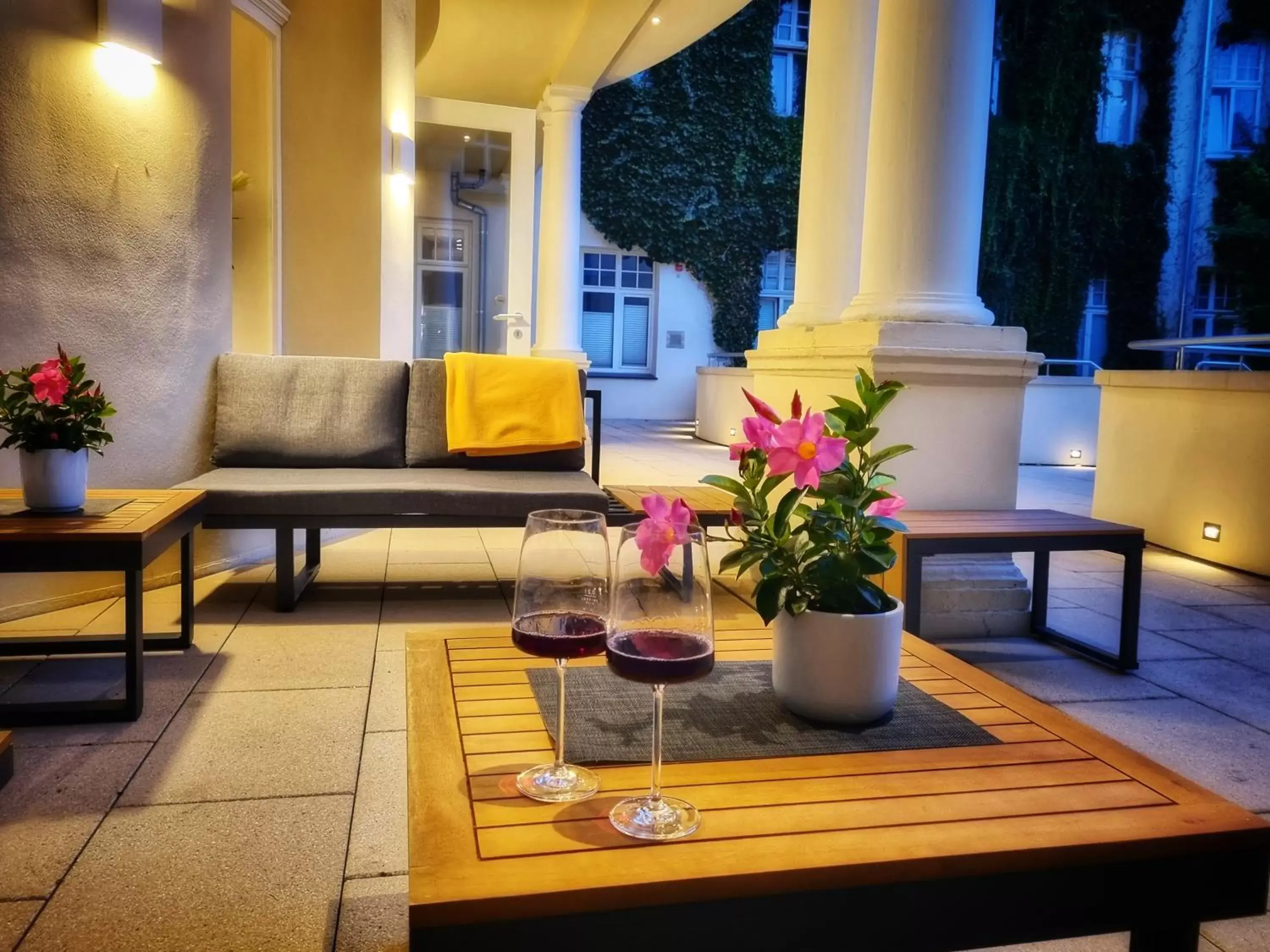 Inner courtyard view in Hotel Der Achtermann