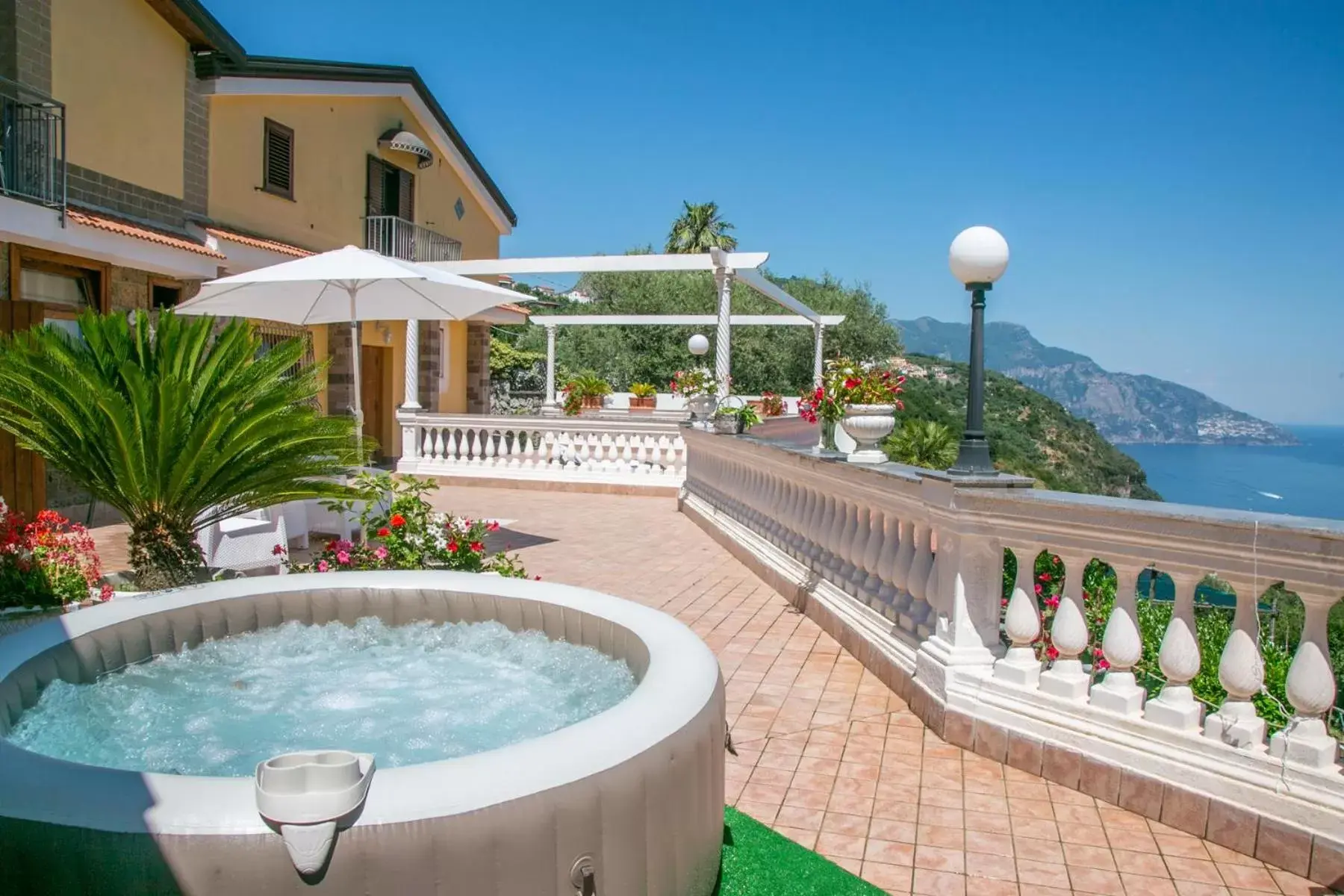 Property building, Swimming Pool in Villa Costanza sorrento B&b