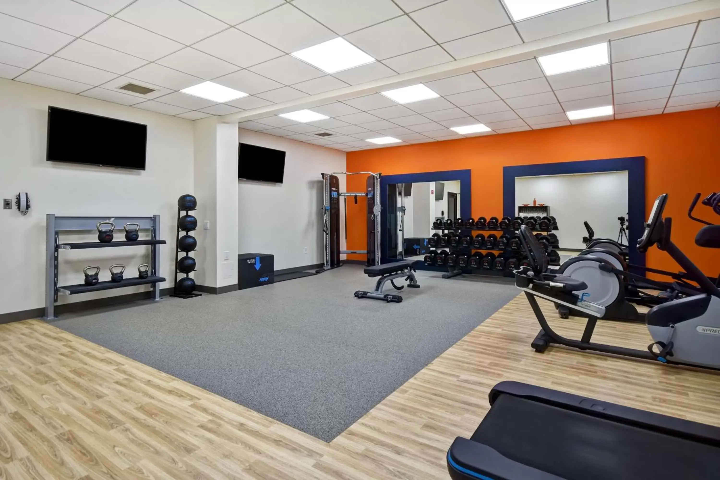 Fitness centre/facilities in Hampton Inn NY-JFK Fitness centre/facilities in Hampton Inn NY-JFK