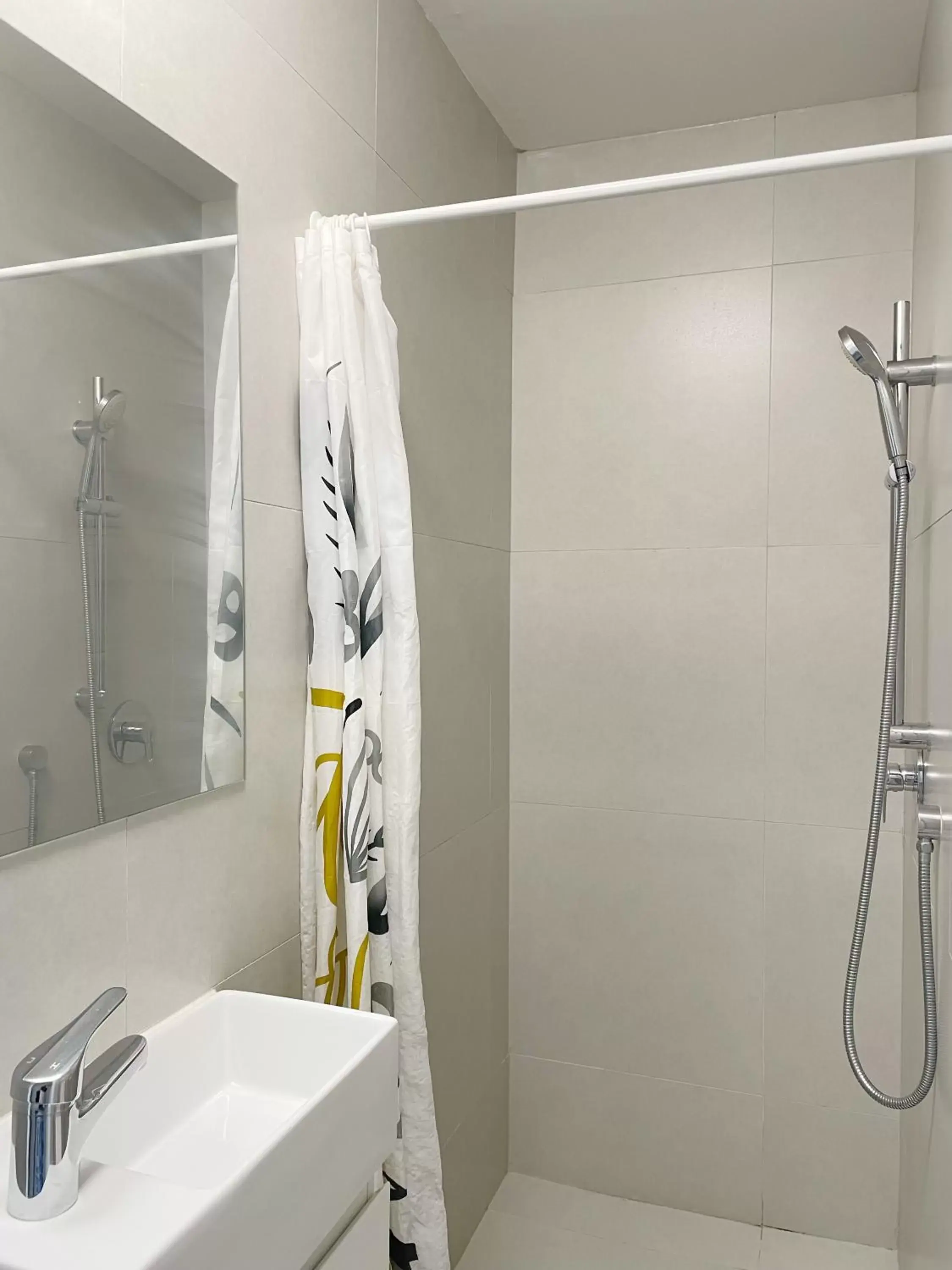 Shower, Bathroom in Pupuke Manor Motel