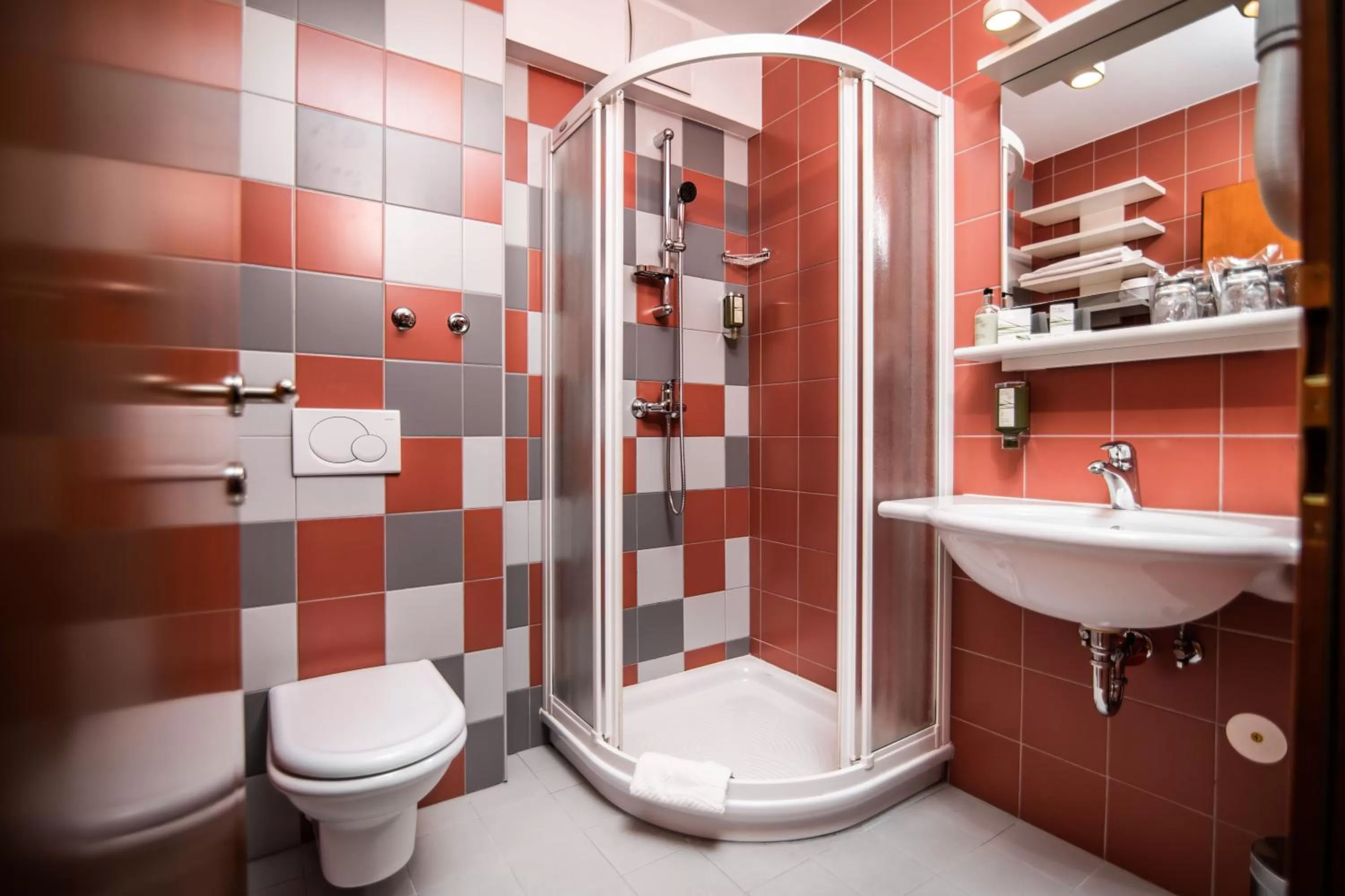 Shower in Hotel Dvor Jezersek Brnik