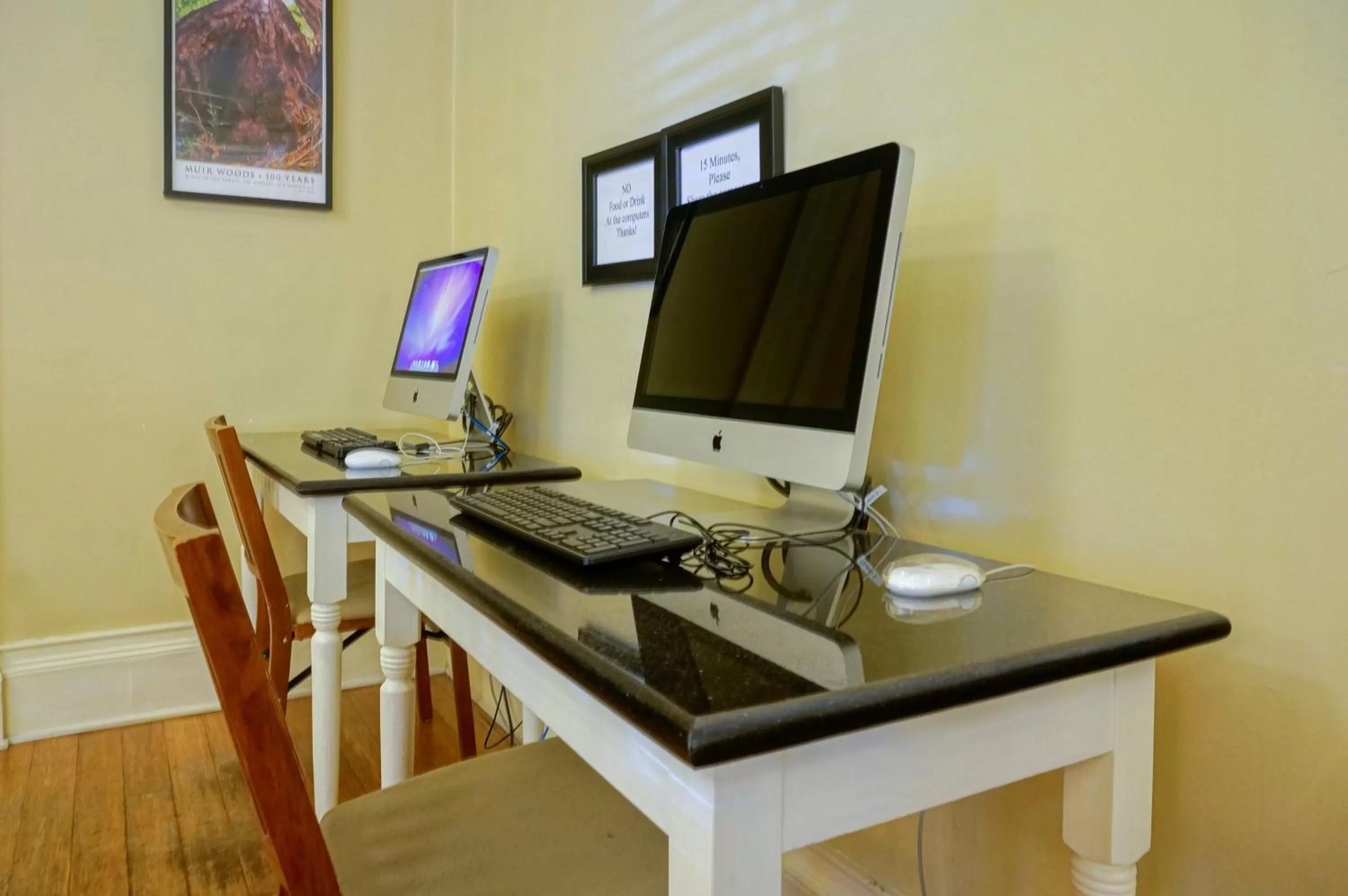 Communal lounge/ TV room in Grant Hotel