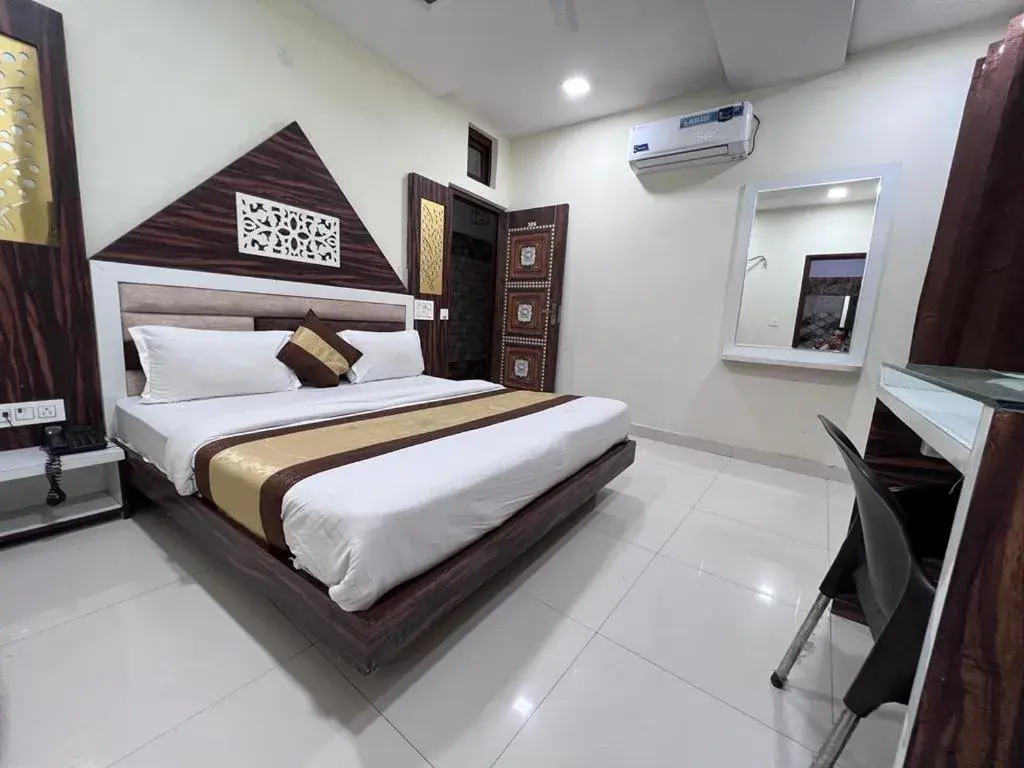 Bed in Hotel Sehmi's Best Rest Inn