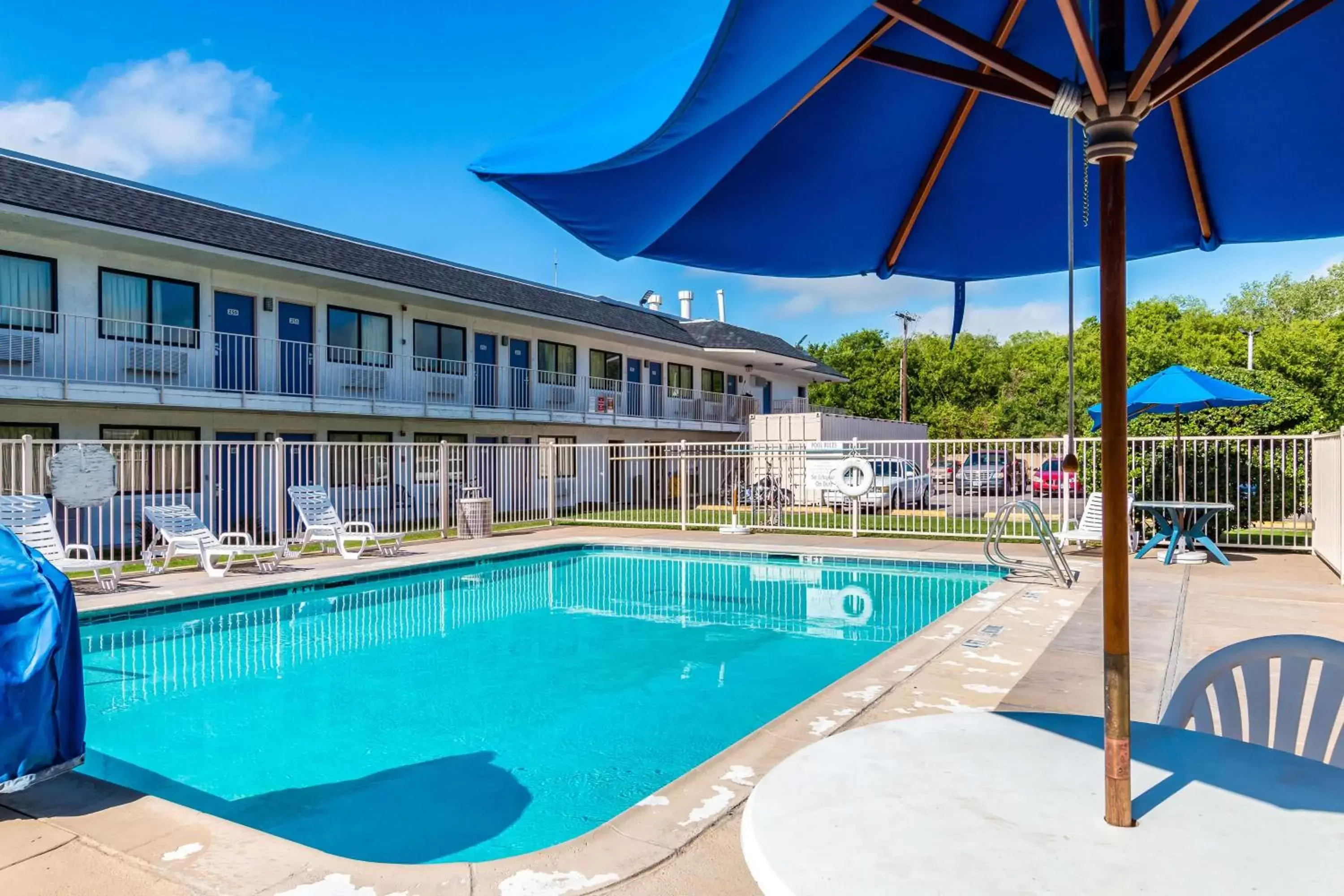 Pool view, Swimming Pool in Motel 6-Bellmead, TX - Waco