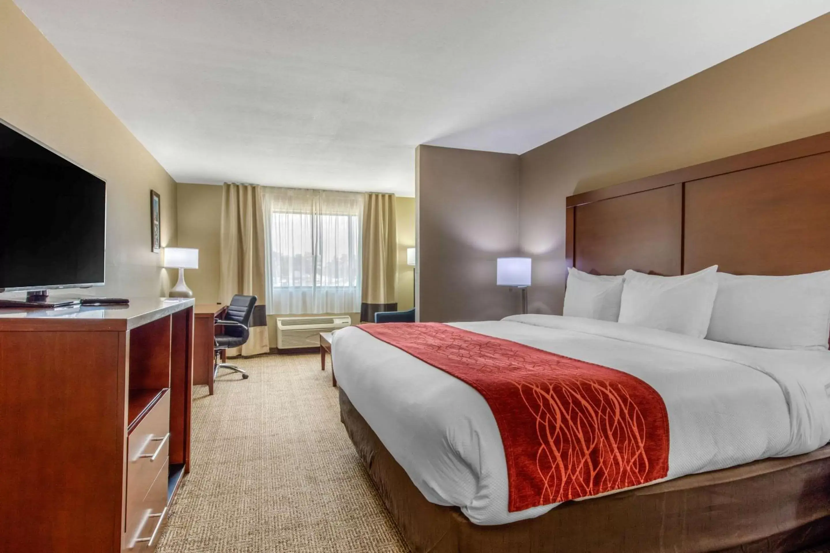 Photo of the whole room, Bed in Comfort Inn & Suites